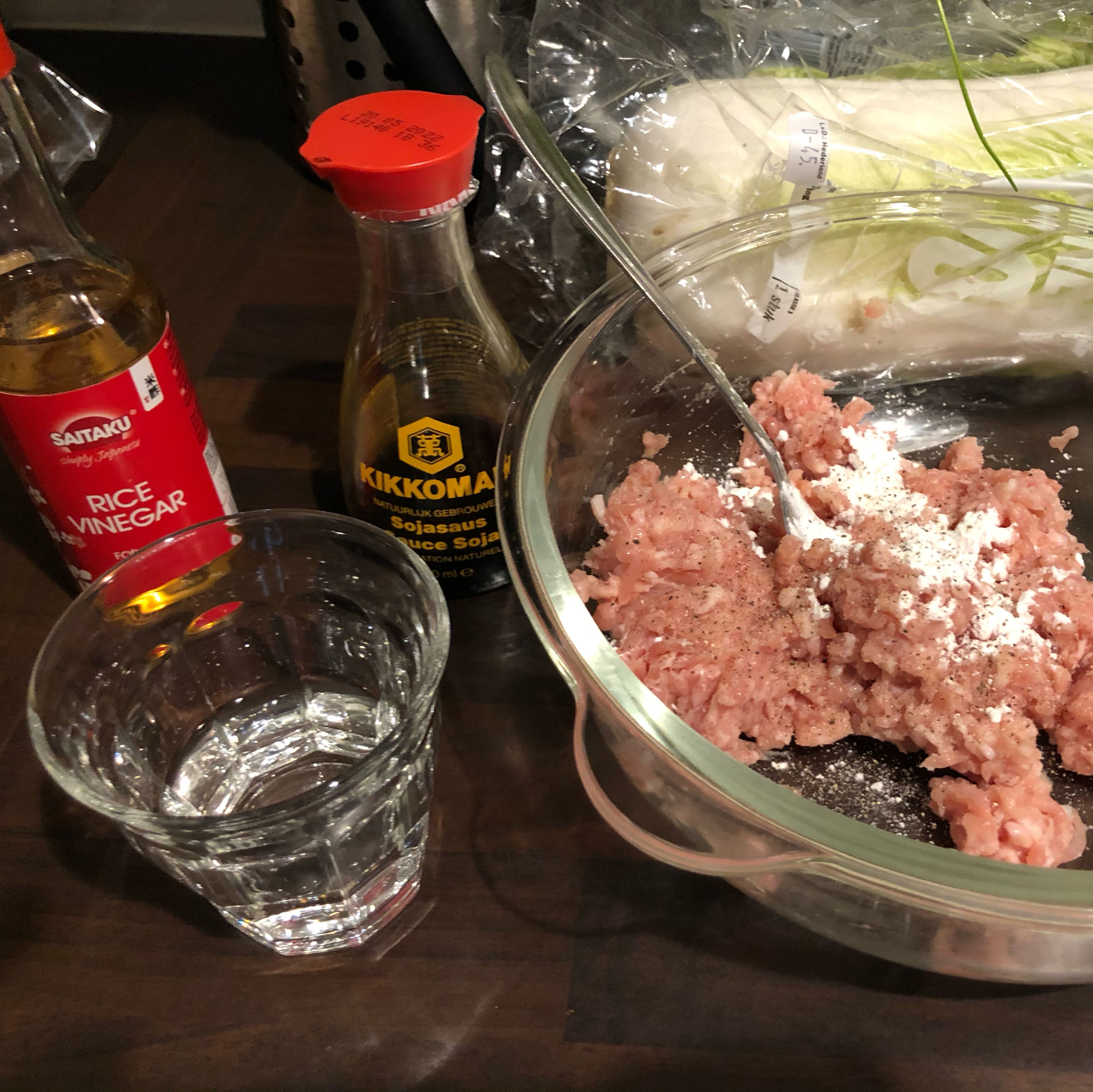 Put the ground chicken in bowl. Combine with the sugar, sesame oil, water, rice wine vinegar, soy sauce and corn flower. Season with salt and pepper.
