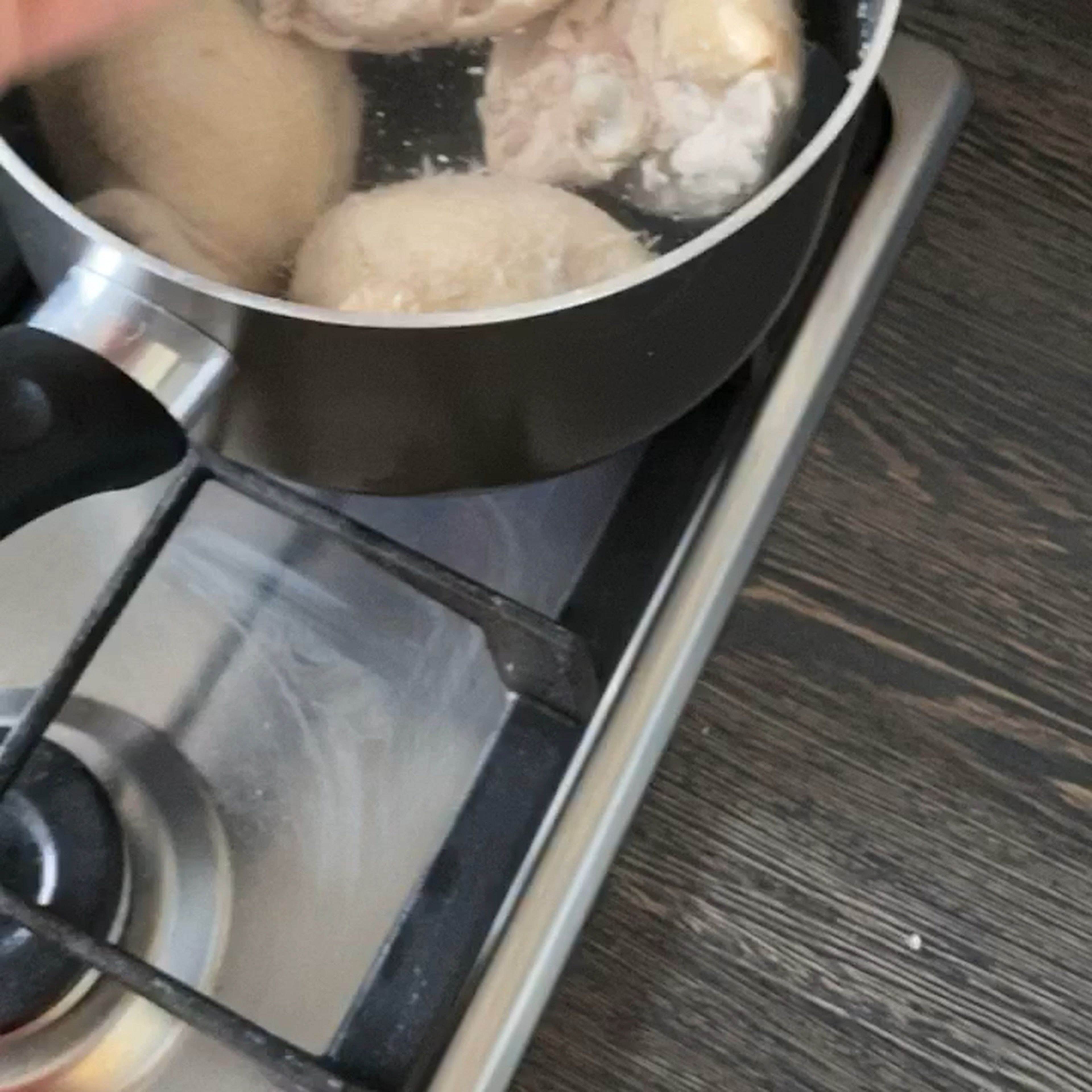 Hähnchenschenkel/ Flügel putzen und in einem kleinen Topf tun mit 2 Stück buollion 30-40 min kochen.