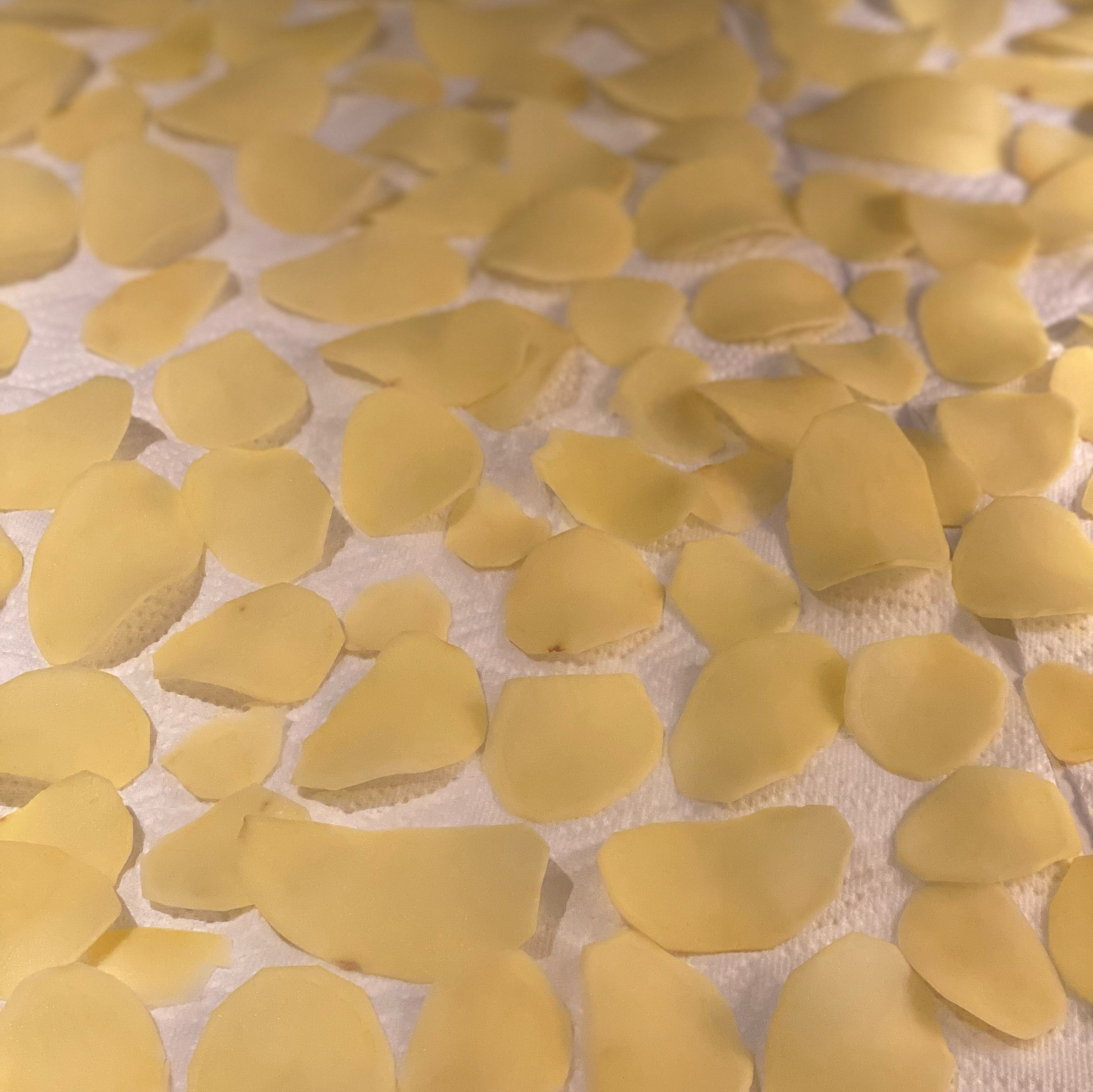 Kartoffelscheiben auf Küchenpapier zum trocknen legen und etwas trocken tupfen. Am besten noch etwas zum Trocknen liegen lassen.