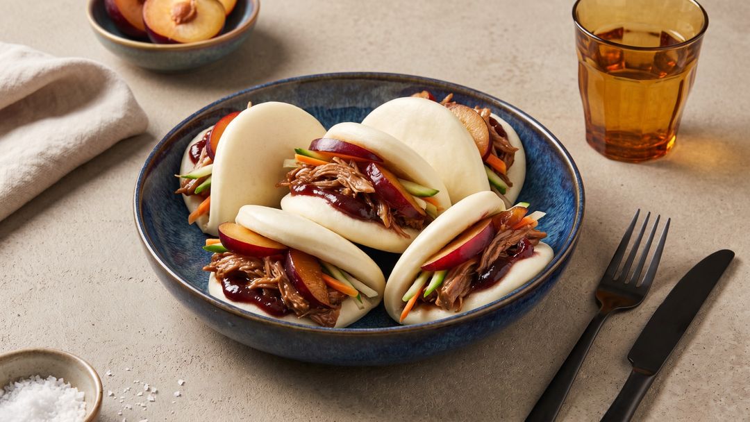 Herzhafte Bao Buns mit zart geschmorter Ente und fruchtiger Pflaumensoße