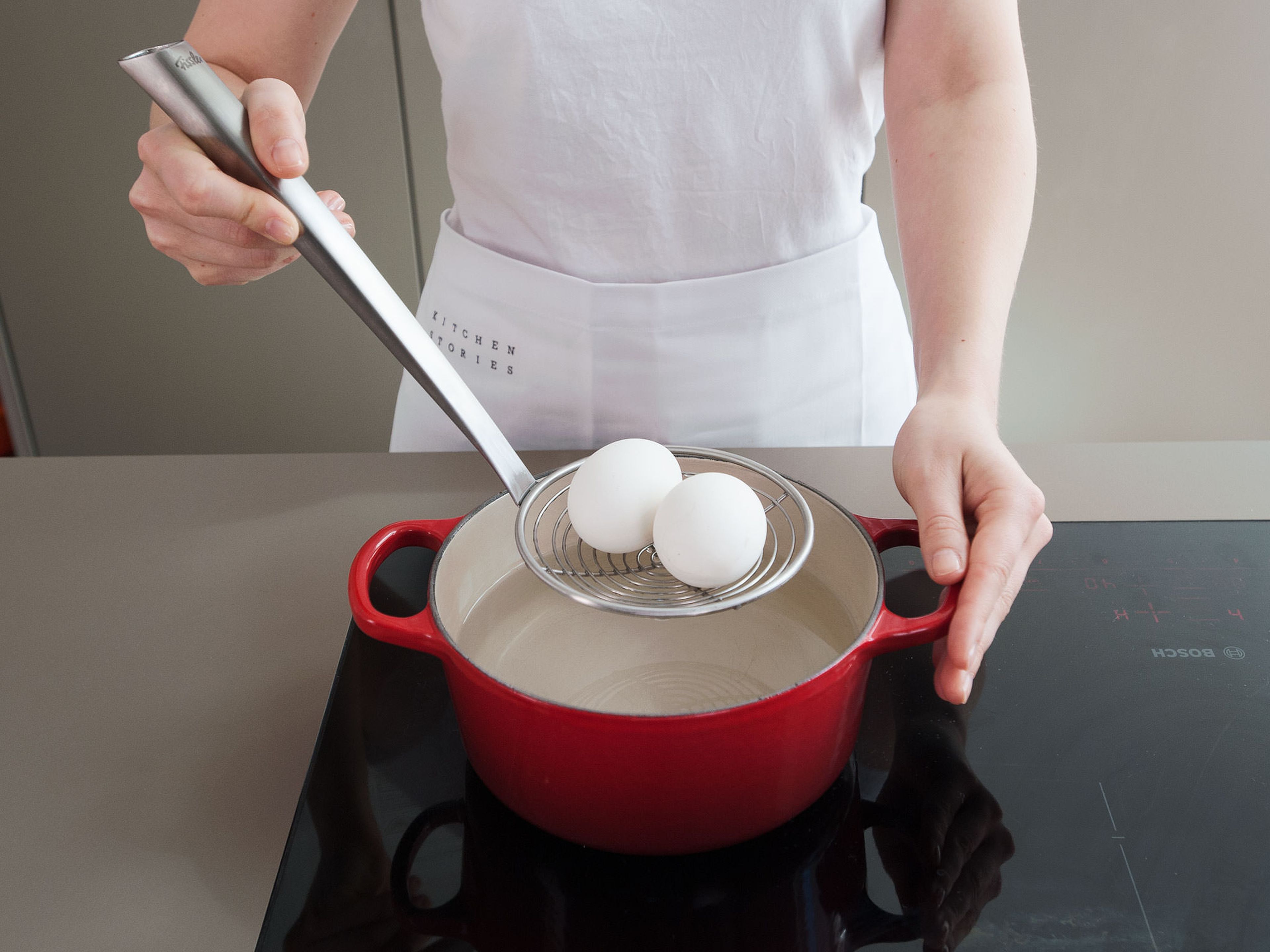 Eier in einem großen Topf für ca. 8 – 10 Min. hart kochen.