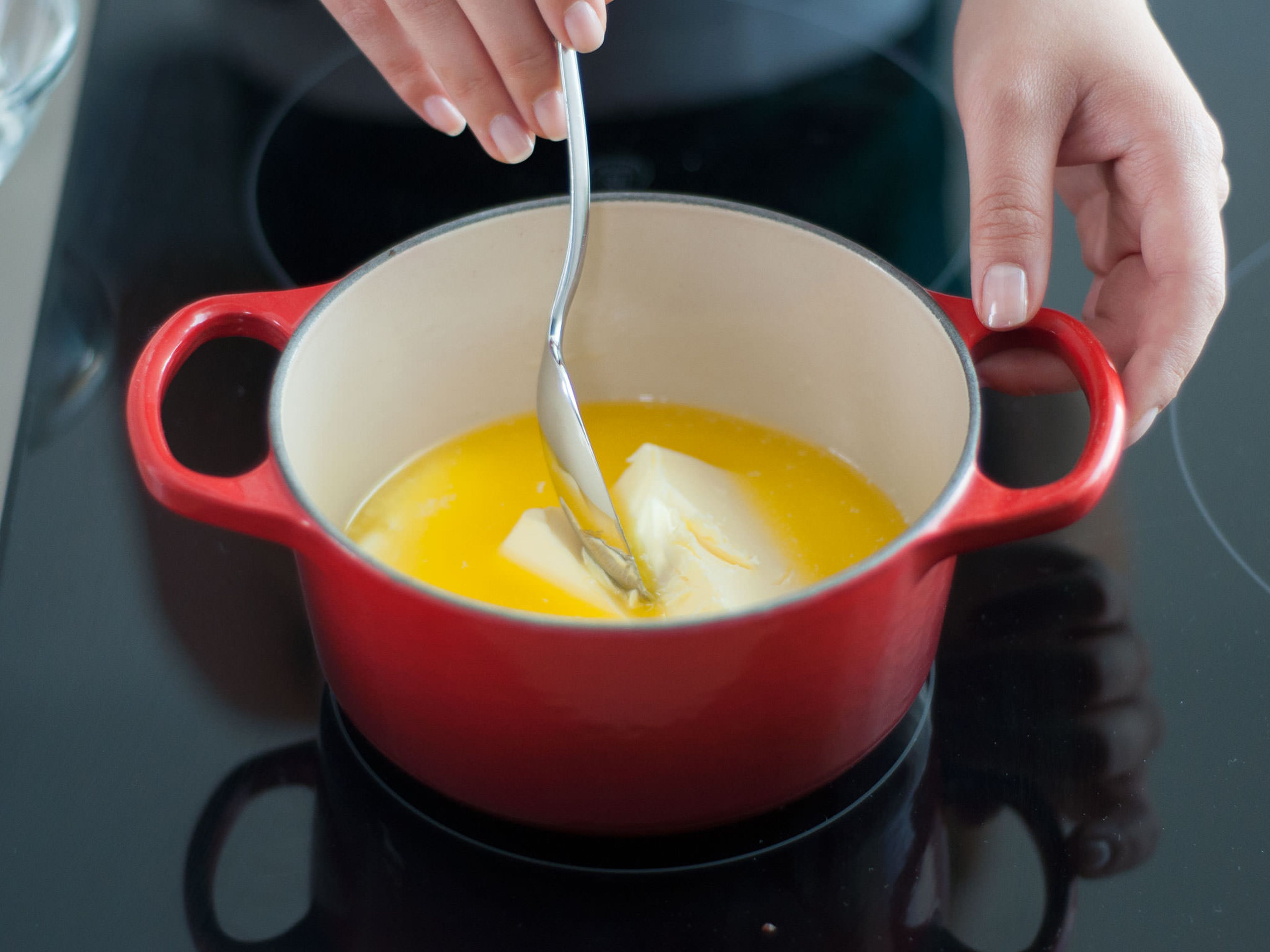In einem kleinen Topf Butter bei niedriger Hitze zerlassen. Sobald die Butter lauwarm und geschmolzen ist, vorsichtig in den Teig rühren.