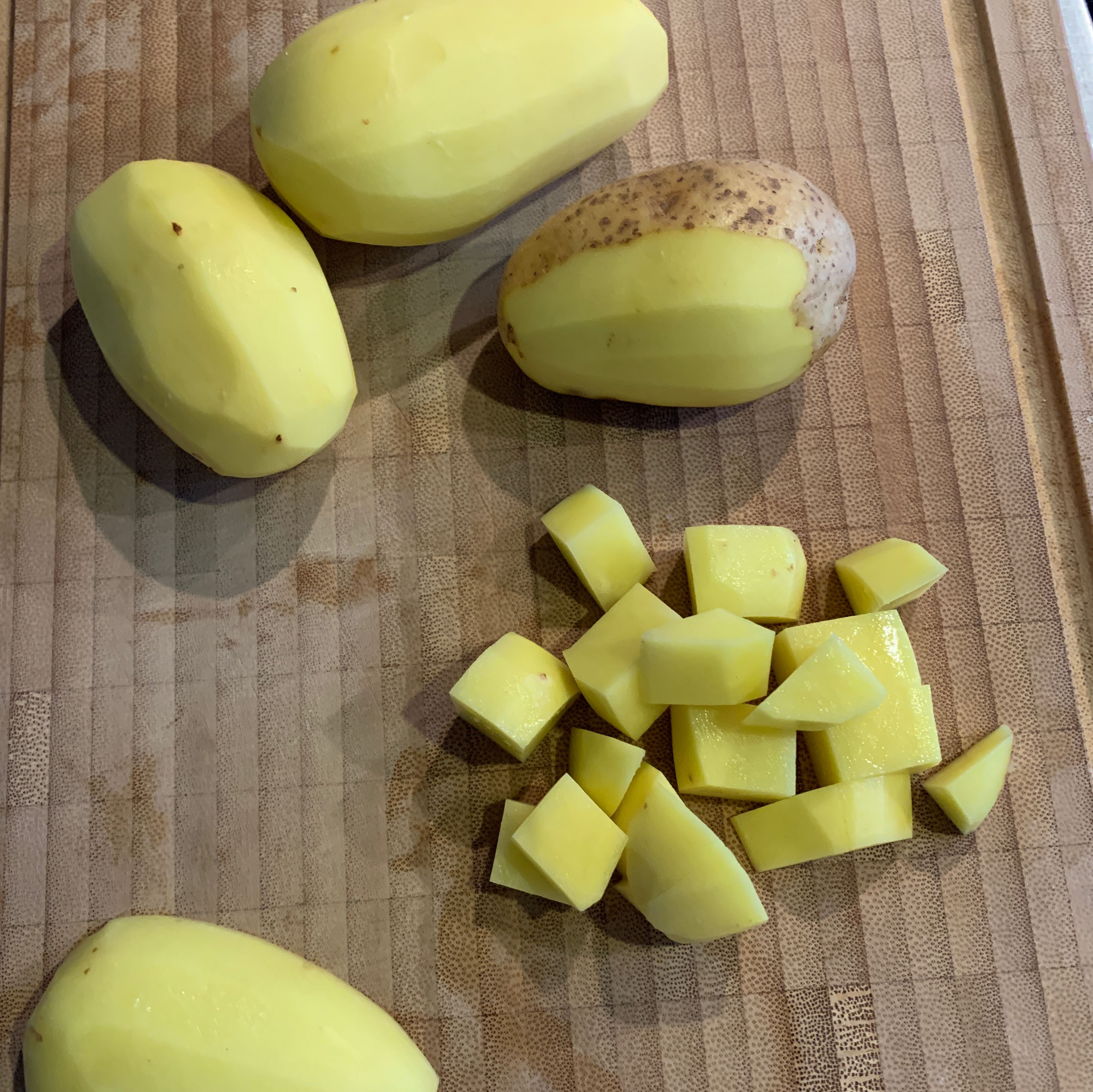 Kartoffeln schälen und in 1-2 cm große Würfel schneiden