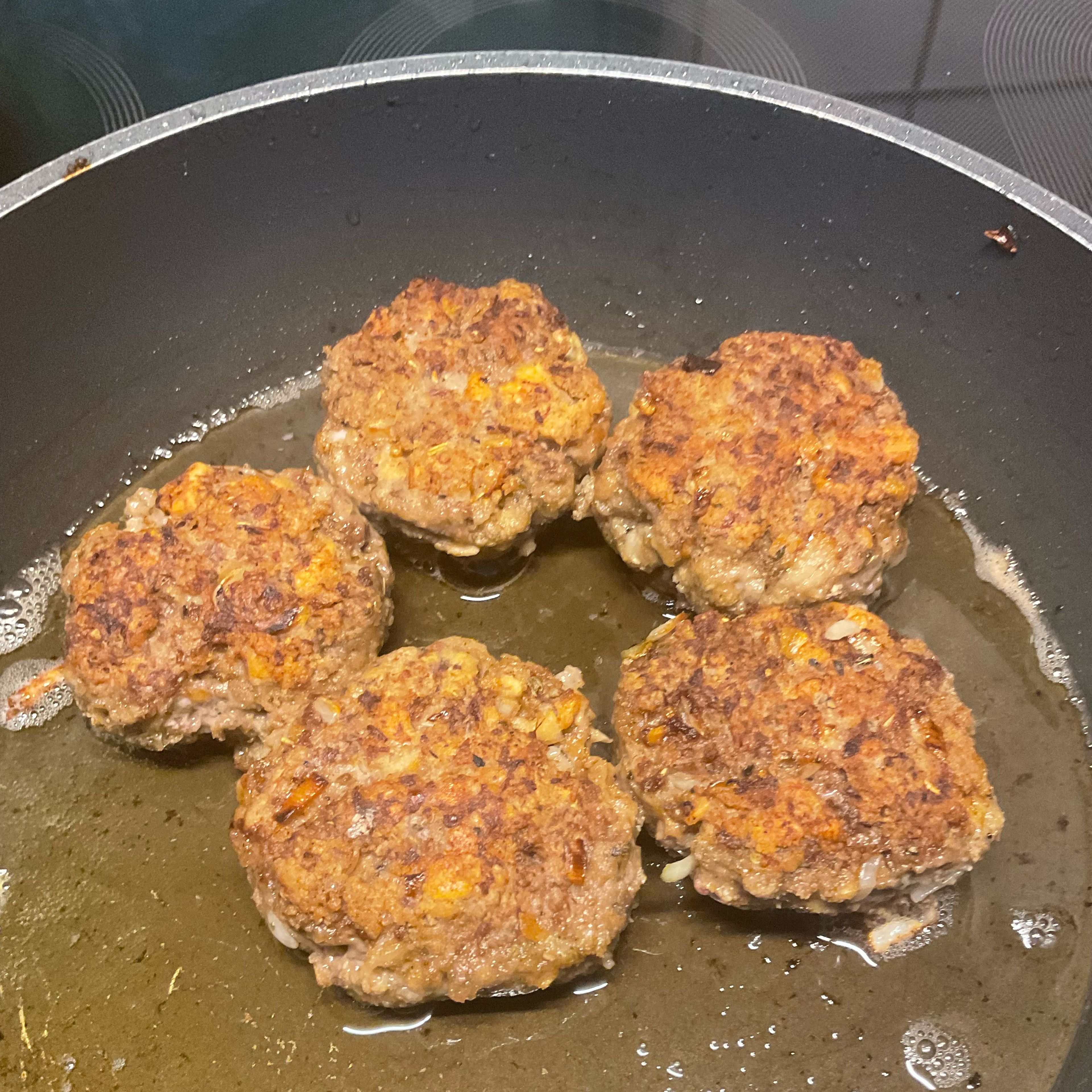 Bei 500 g Hackfleischansatz bleibt genügend für a paar Fleischpflanzerl ( Bouletten, Frikadelle usw.) zur Brotzeit o.nem kleinem Mittagstisch.Ne kl. Anekdote zu „Fleischpflanzerl“, als ich solche mal unbedarft in Norddeutschland (Soest)in ner Metzgerei kaufen wollte schaute mich die Verkäuferin erst mit großen Augen an. Nach Übersetzung kriegte sie sich nicht mehr ein, holte mehrere Kolleginnen herbei und fragte ob Buletten in Bayern auf den Bäumen wachsen 🧐🥳 muss heute noch drüber lachen 😁😂🤣