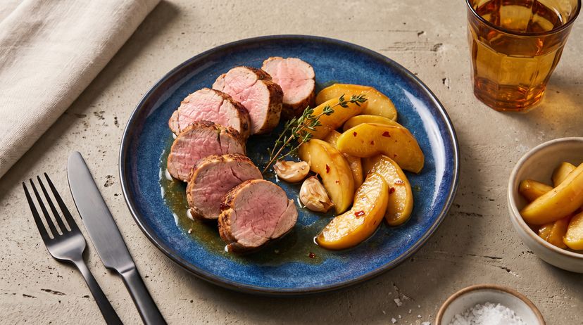 Schweinefilet mit geschmorten Äpfeln aus der Pfanne