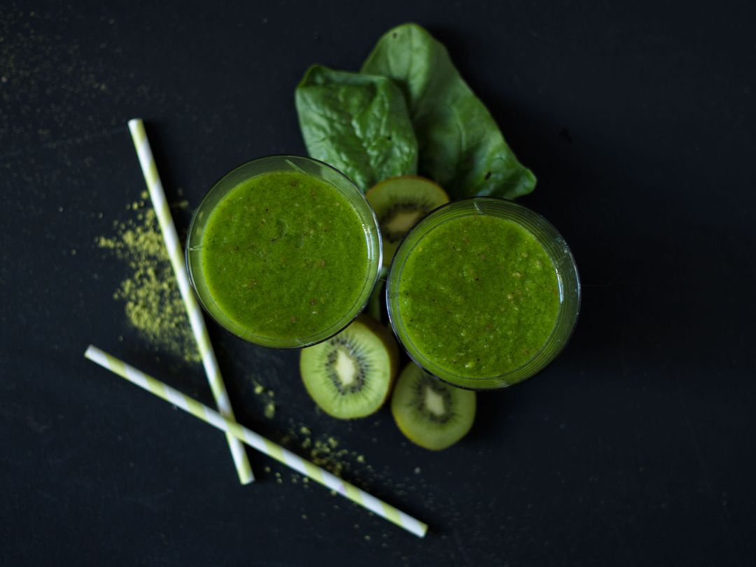 Matcha, spinach, and kiwi smoothie