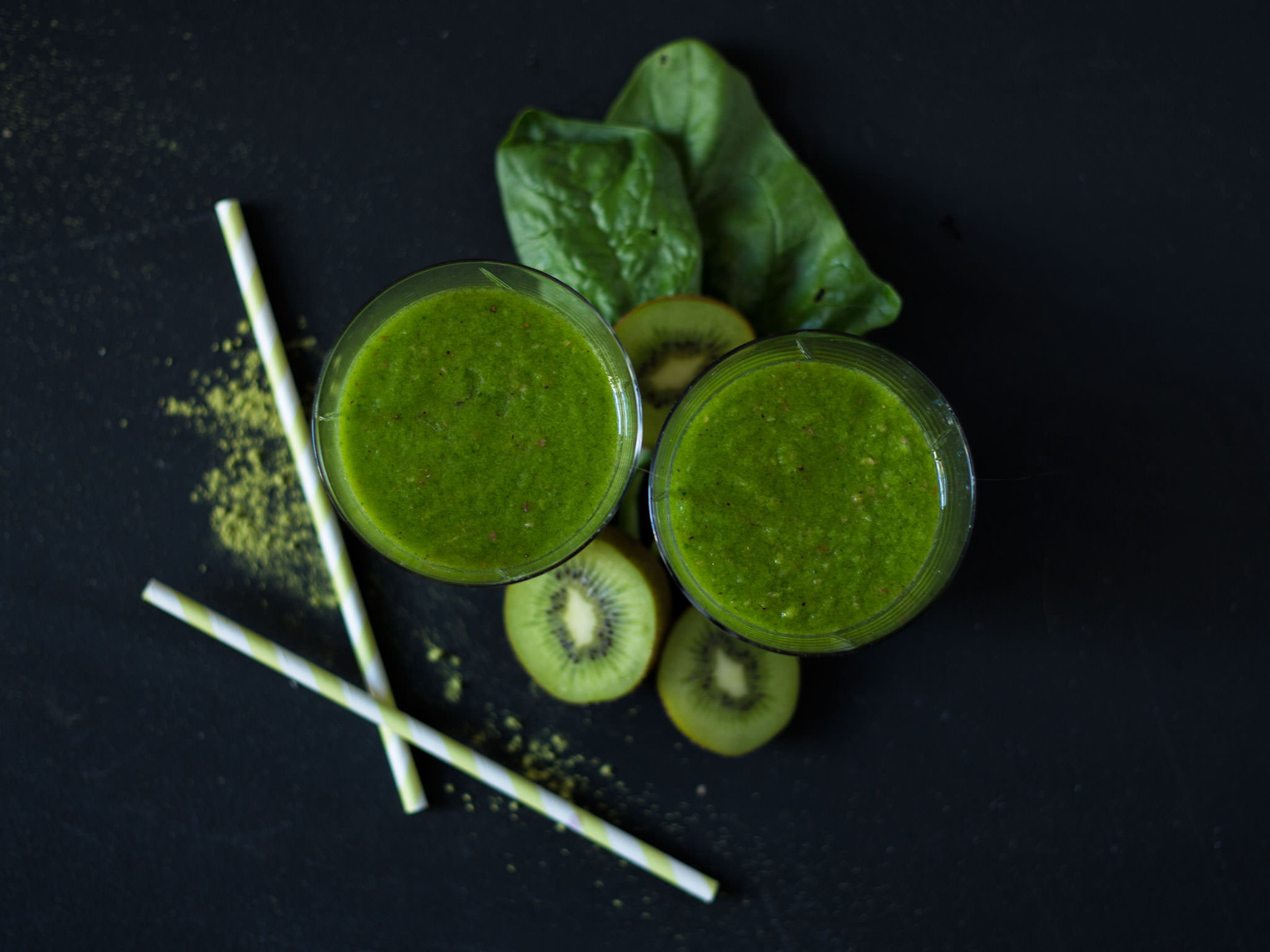 Matcha, Spinat und Kiwi Smoothie