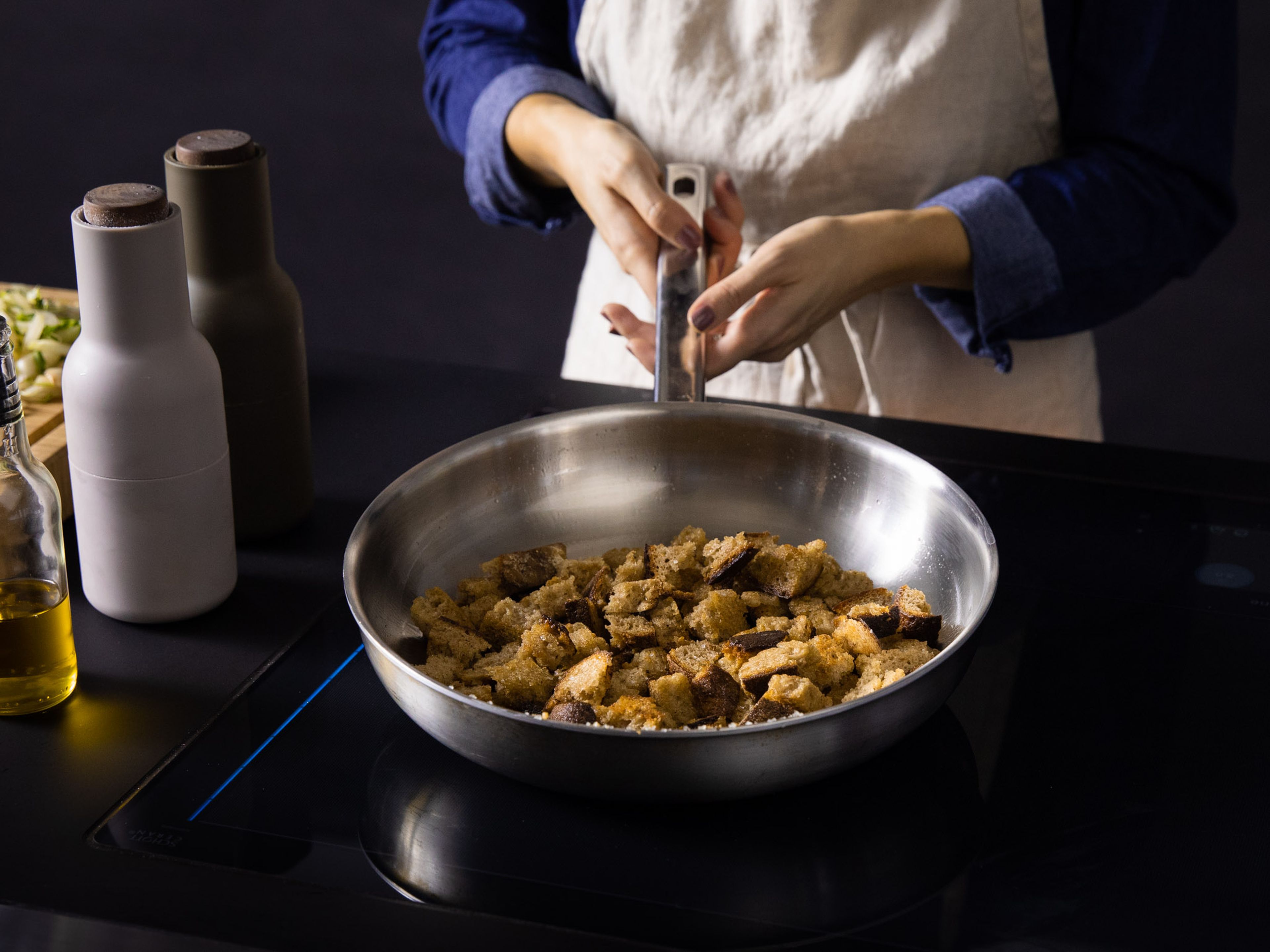 Etwas Olivenöl bei mittlerer Hitze in einer Pfanne erhitzen. Brotwürfel dazugeben, mit Salz und Pfeffer würzen und für ca. 7 Min. von allen Seiten goldbraun rösten.