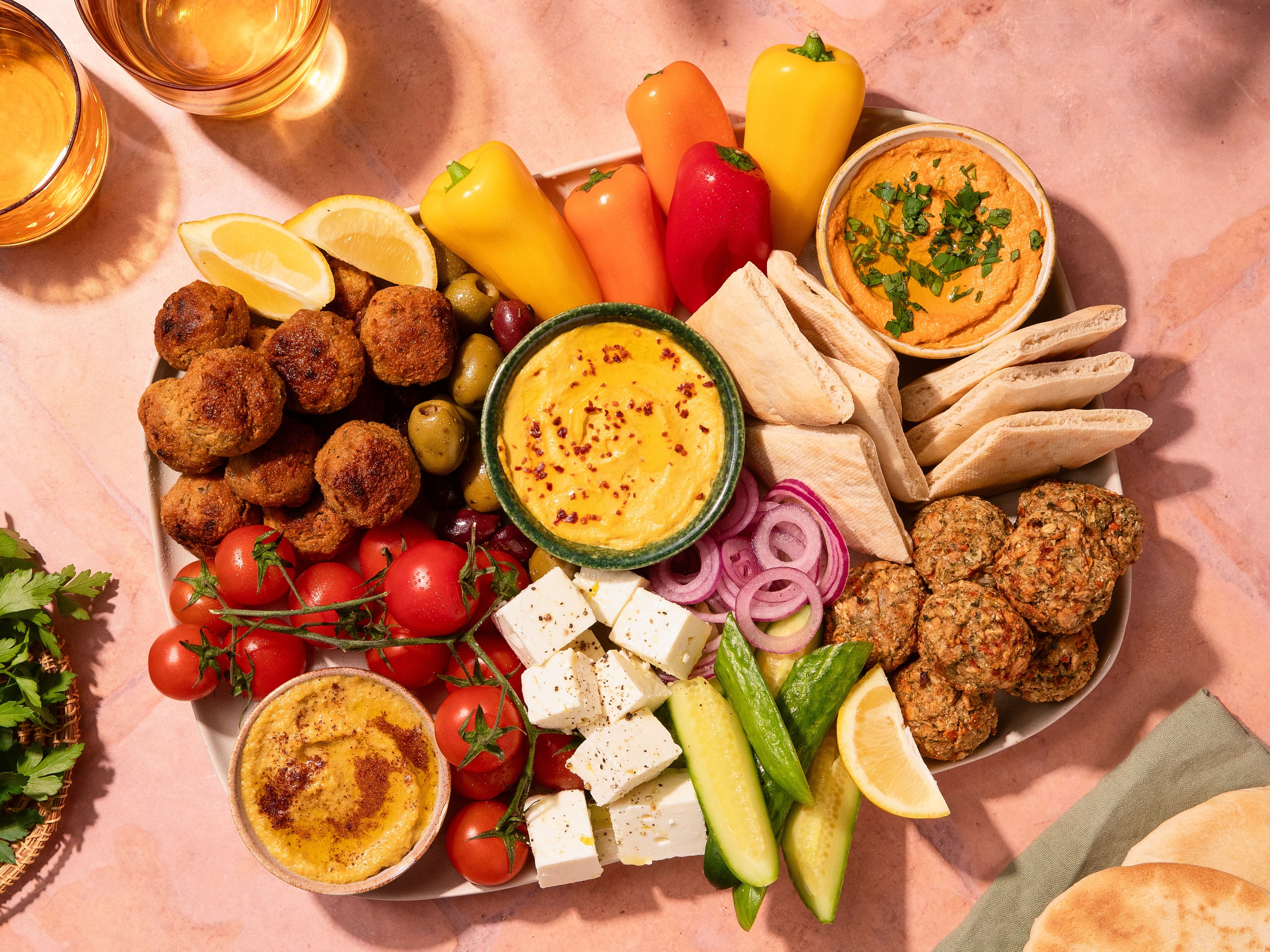 Sommerliche Aufstrich-Snack-Platte mit Falafel