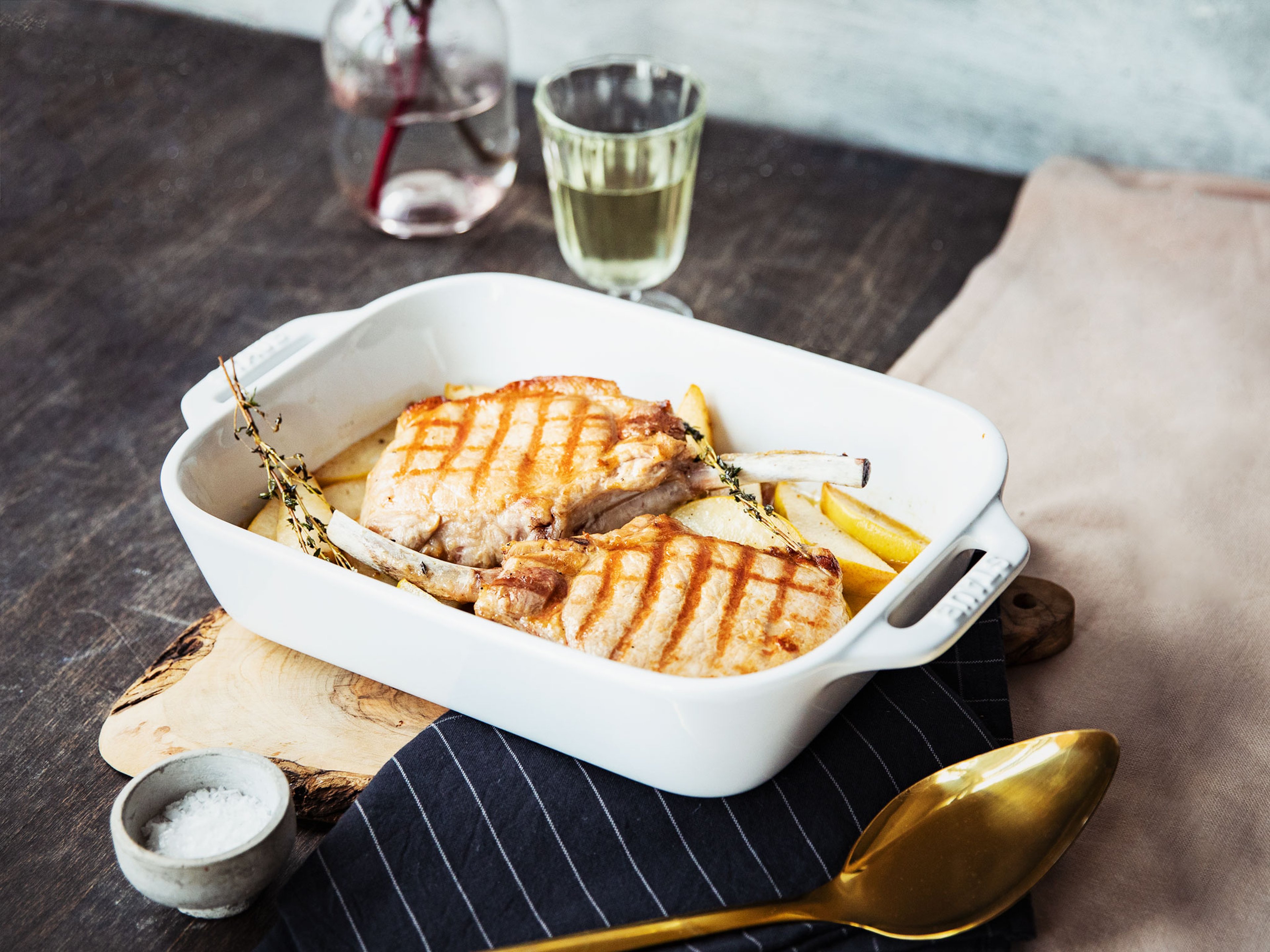 Roasted pork chops with caramelized pears and thyme