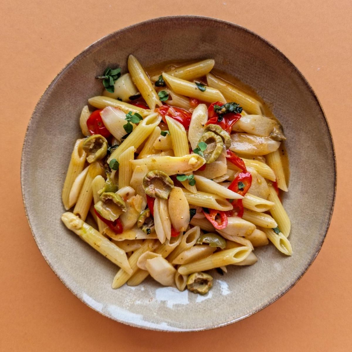 Spicy pasta with white asparagus and olives | Recipe | Kitchen Stories