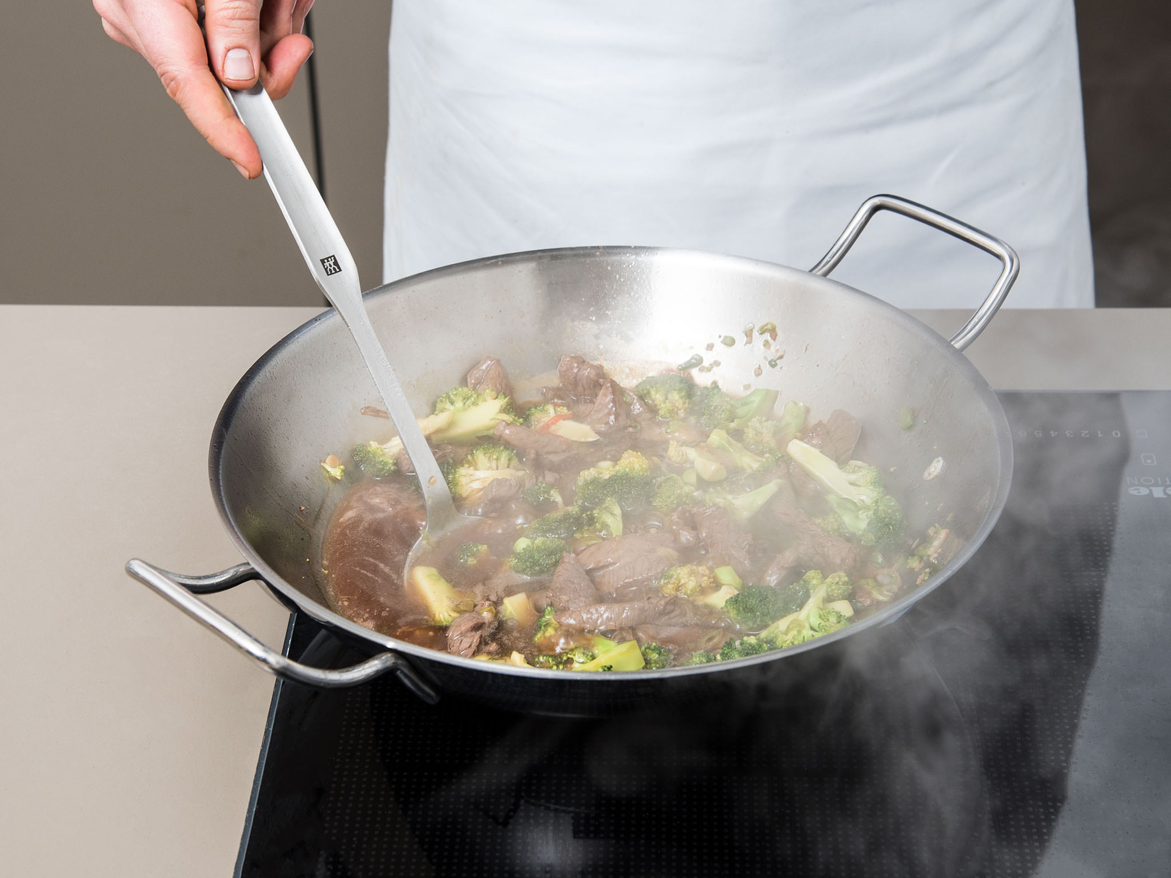 Rindfleischstreifen zurück in den Wok geben und Soße hinzufügen. Alles gut vermengen und ca. 5 Min. einkochen lassen, bzw. bis die Soße eindickt. Guten Appetit!