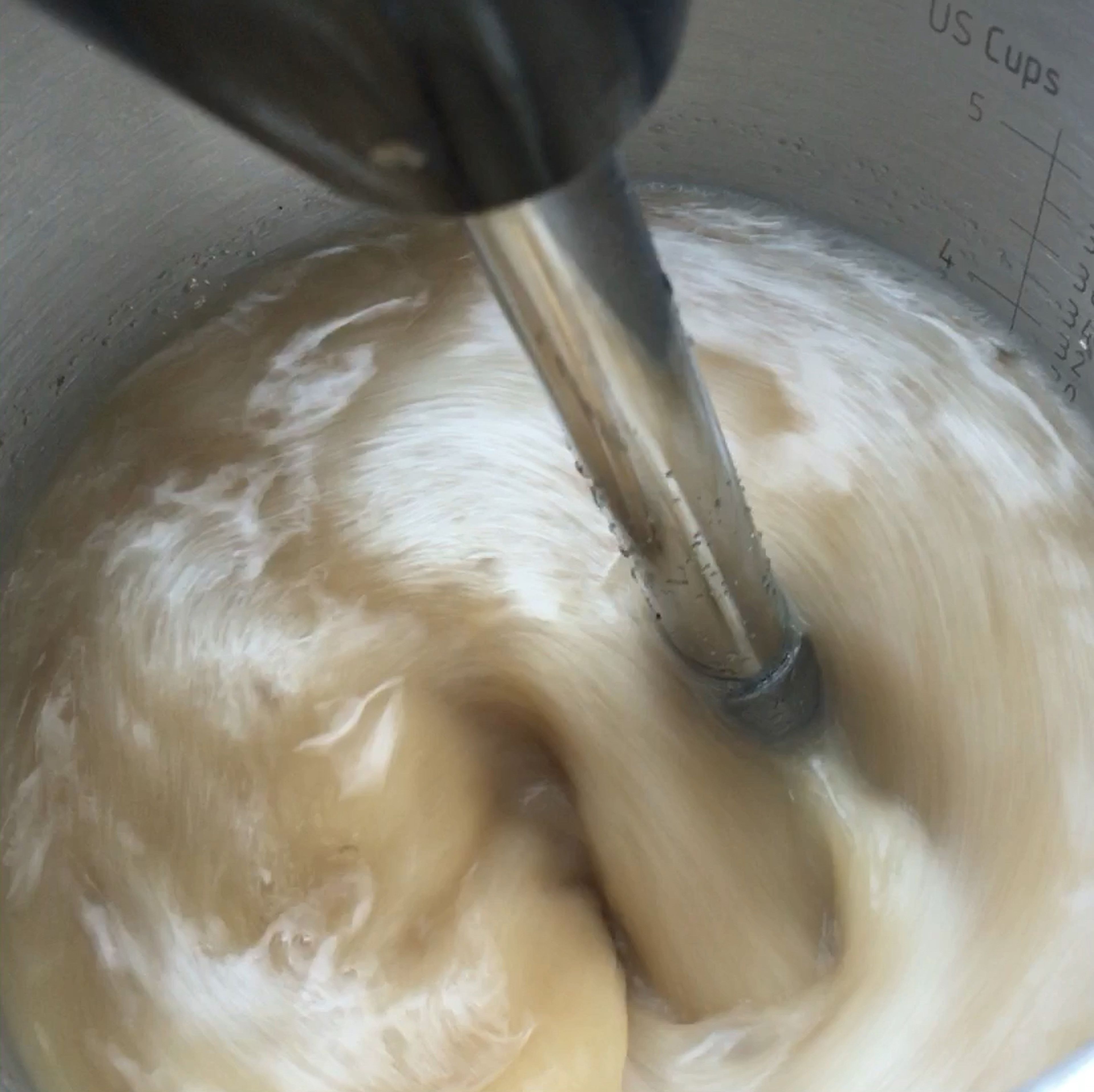 Wasser mit Flohsamen Schalen, Zucker und Trockenhefe verrühren. Am besten mit einem Pürierstab. Klumpen sollen dabei nicht entstehen￼!