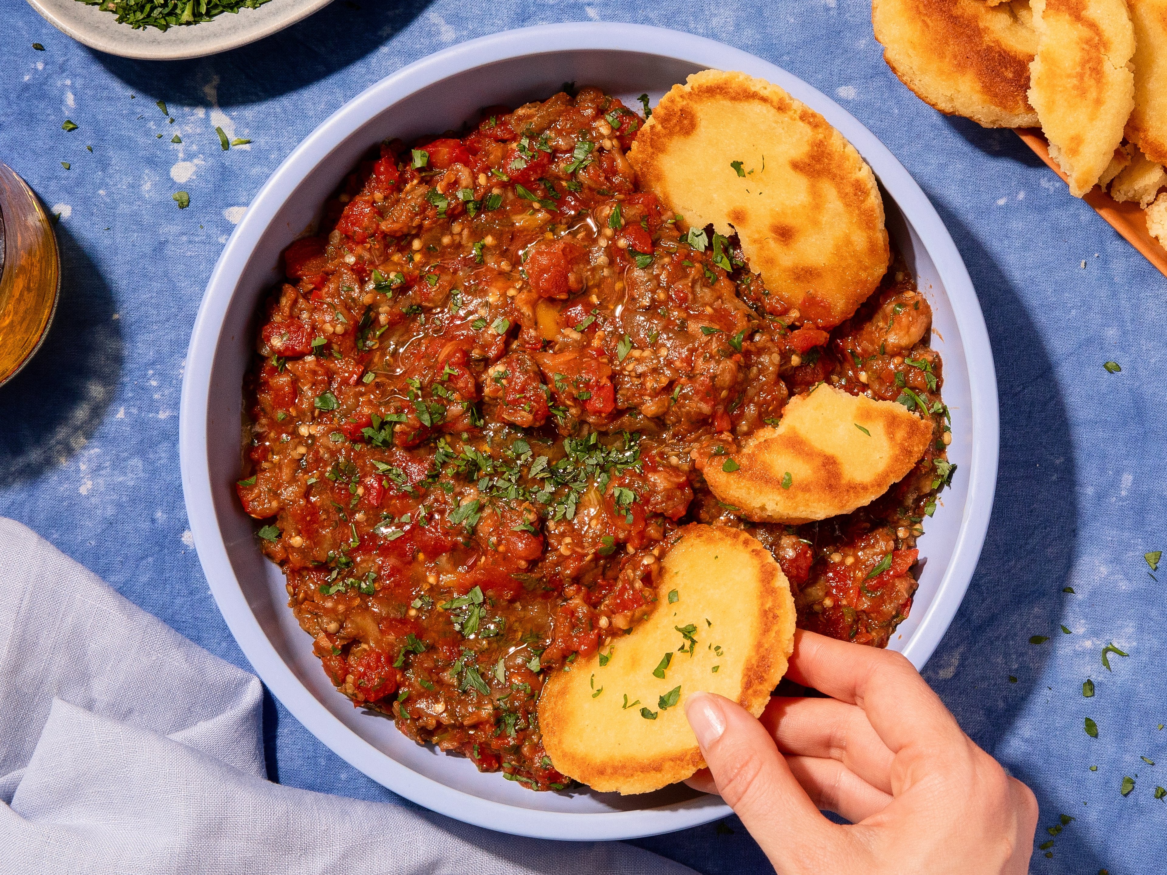 Marokkanischer Zaalouk mit Grießbrot (Auberginen-Tomaten-Salat)