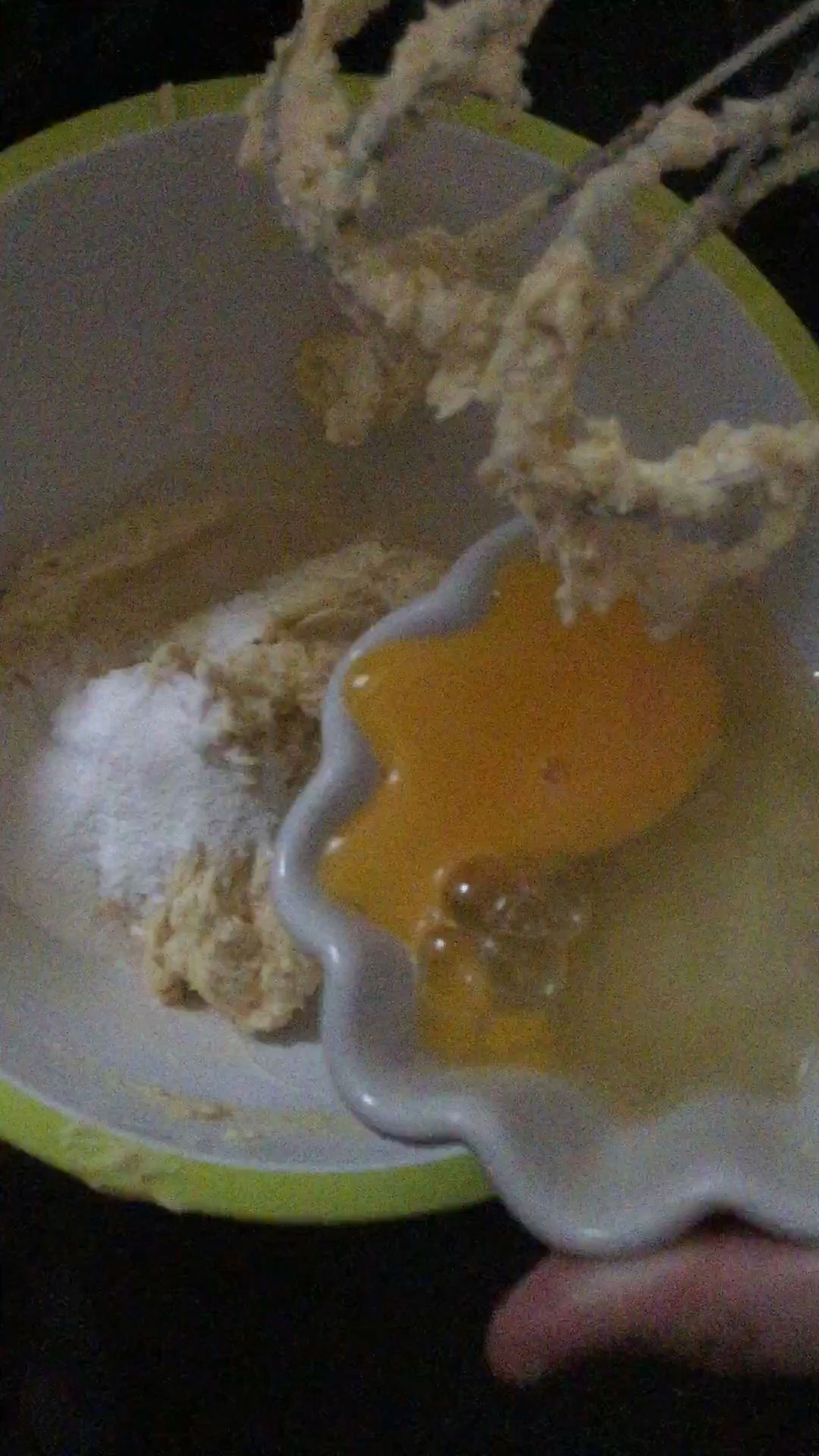 Texture smooth and put at the egg and Vanilla extract, mix until maxture