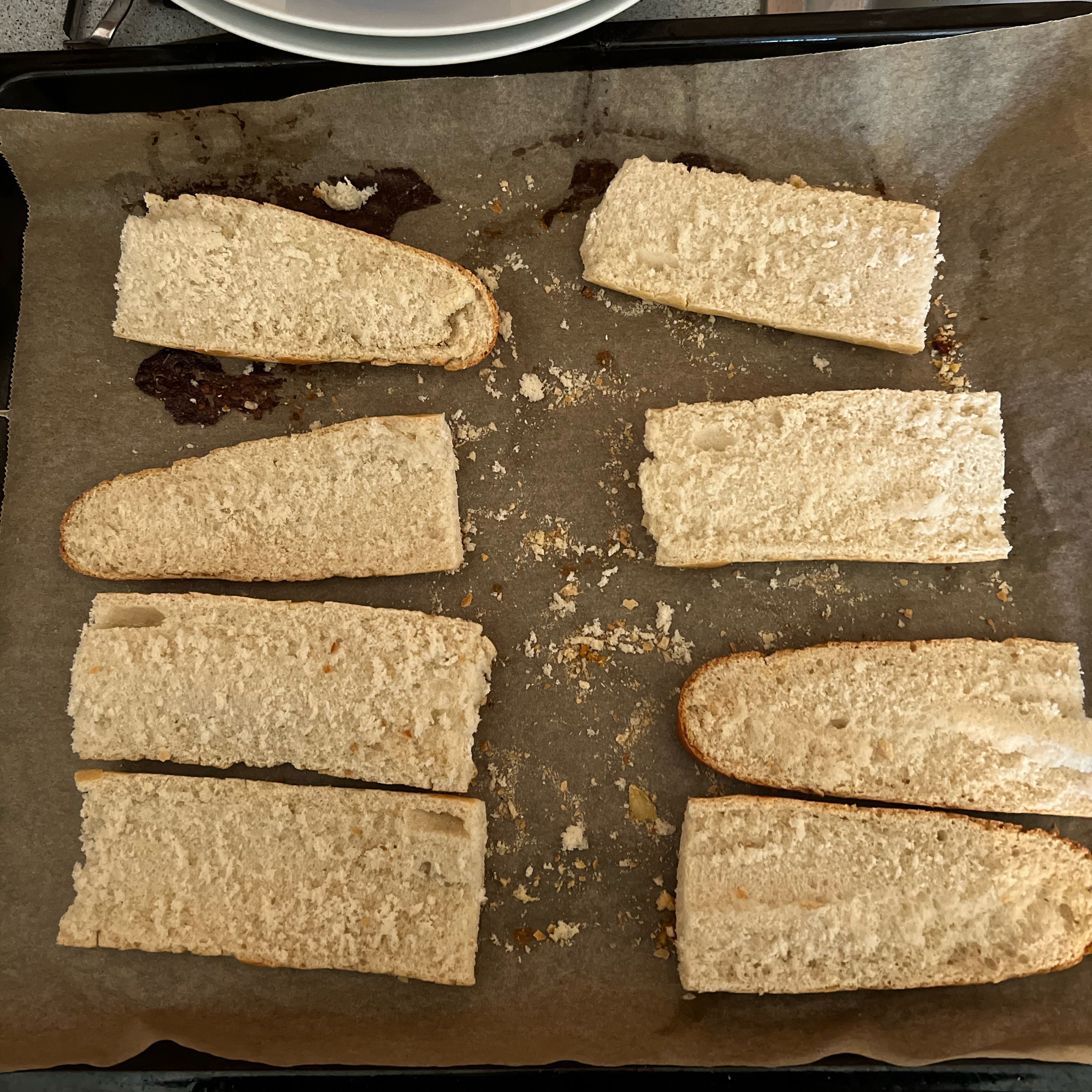 Brot aufschneiden und auf ein Backblech legen