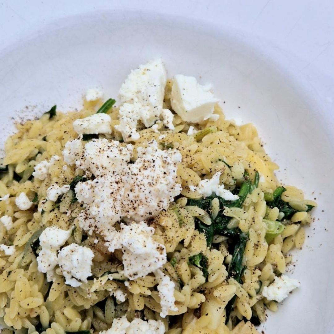 Schnelles Orzo-Risotto mit Spinat, Feta und Minze