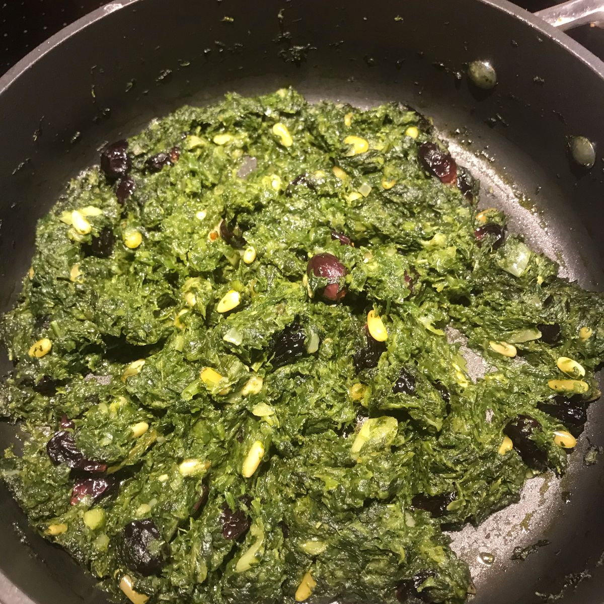 Spinach with raisins and pine nuts | Recipe | Kitchen Stories