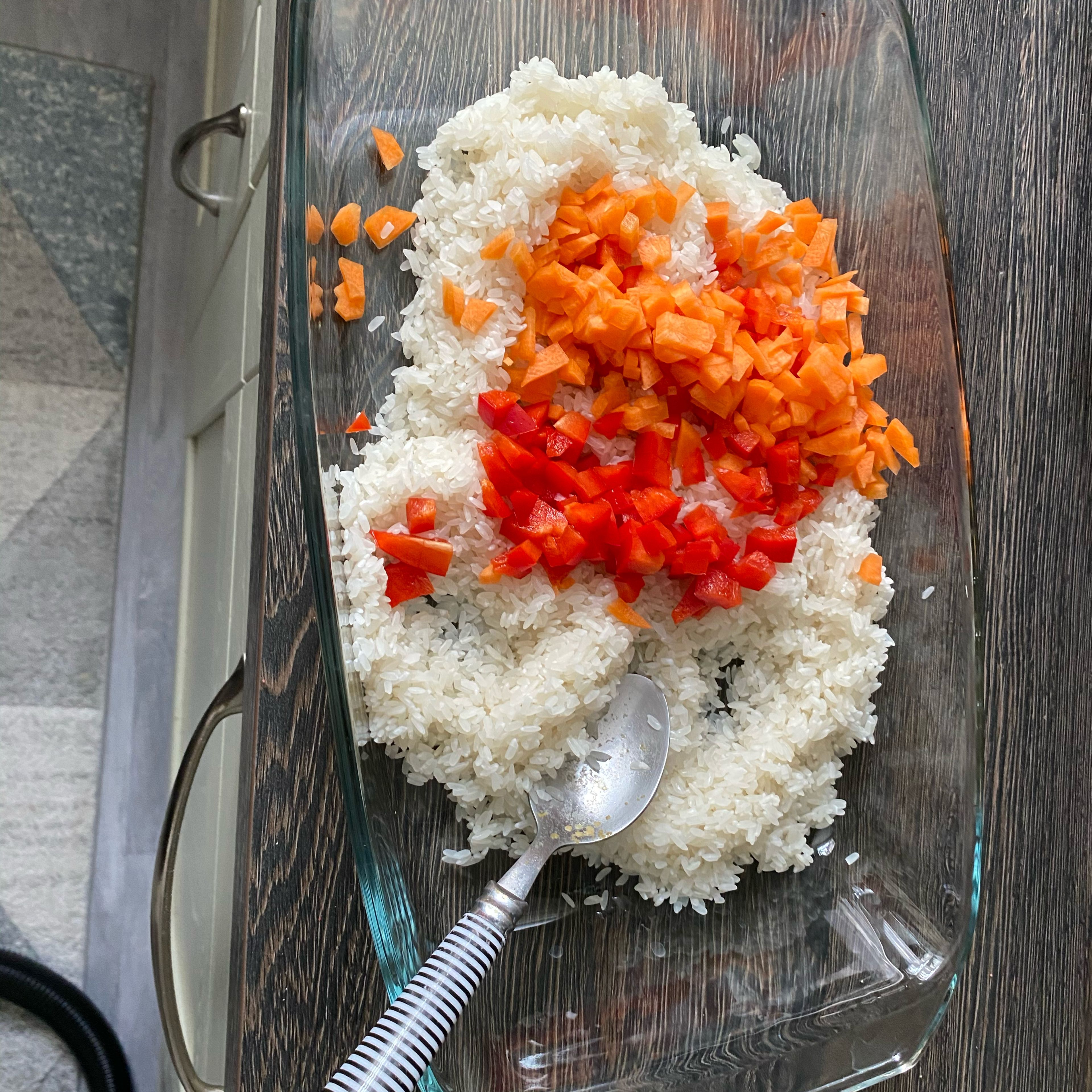 In der Zeit den Reis gründlich waschen damit die Stärke entfernt wird, so klebt der später nicht. Karotte 🥕 und Paprika klein schneide und in eine Auflaufform geben die Gewürze dazu geben ihr könnt mehr oder weniger geben je nach Geschmack. Alles zusammen Mixen