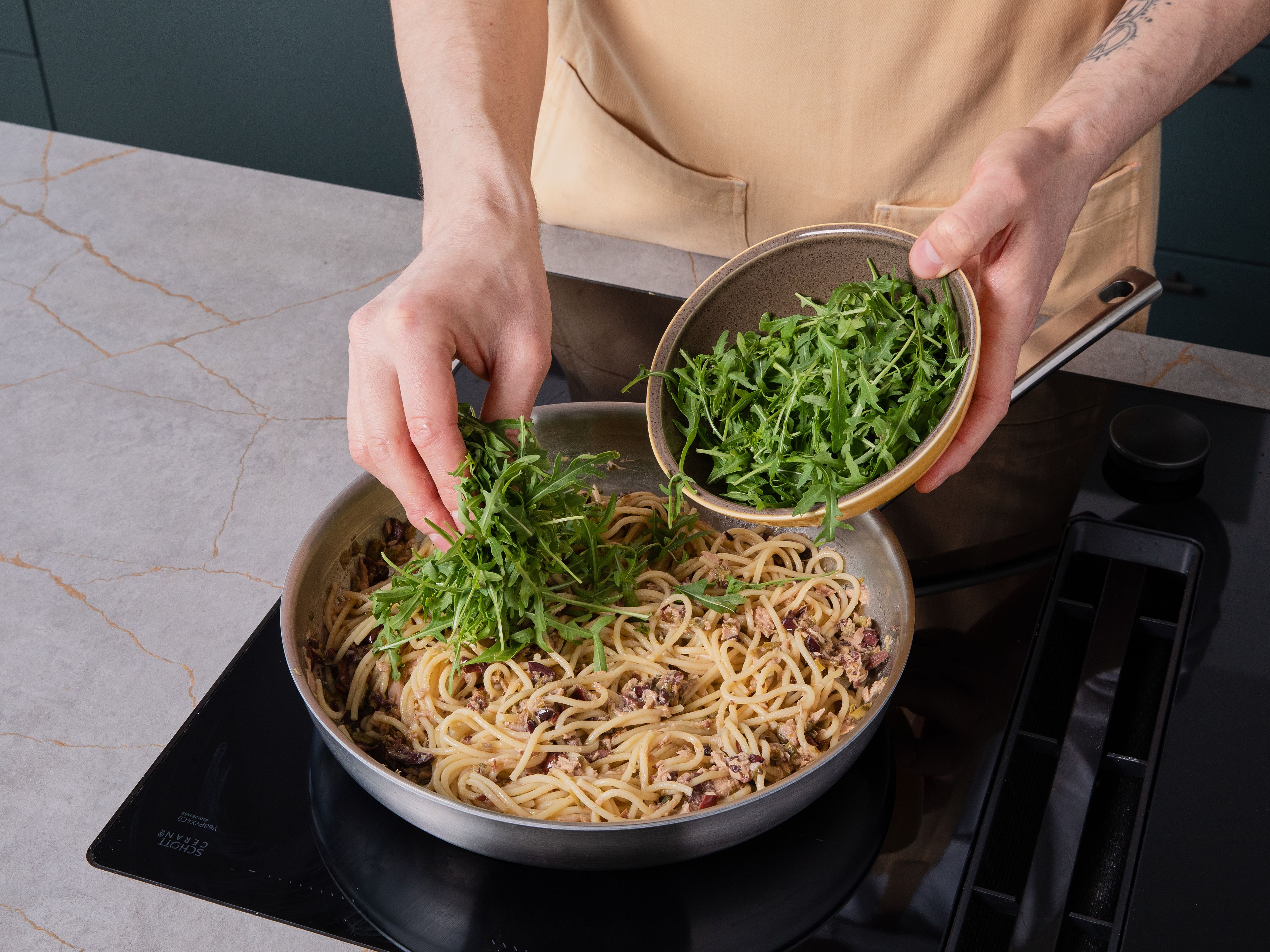Die fertig gekochte Pasta abgießen, dabei ein wenig Nudelwasser auffangen. Die Pasta direkt in die Pfanne geben, bei Bedarf etwas von dem Kochwasser zugeben und alles zu einer cremigen Sauce verrühren. Zum Schluss den Rucola unterheben und kurz zusammenfallen lassen. Die Pasta auf Tellern anrichten, mit frisch geriebenem Parmesan toppen und nach Belieben mit etwas Olivenöl und frischem Pfeffer garnieren.