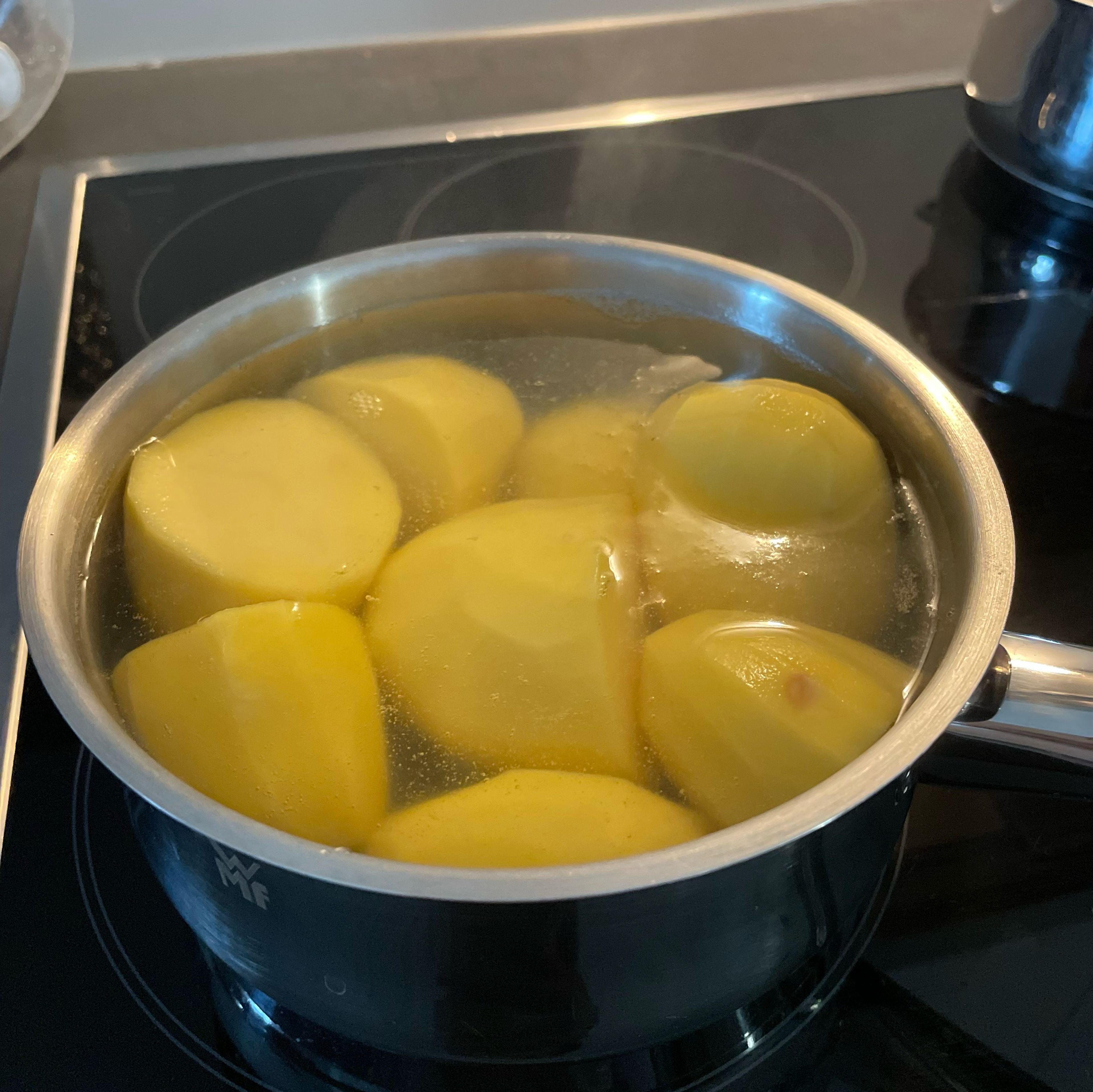 Je nach Hunger pro Person etwa 4 kleine Kartoffeln schälen, waschen und zum Kochen bringen. Sobald das Wasser kocht, gut salzen. Insgesamt ca. 45 Min. kochen bis die Kartoffeln weich sind.