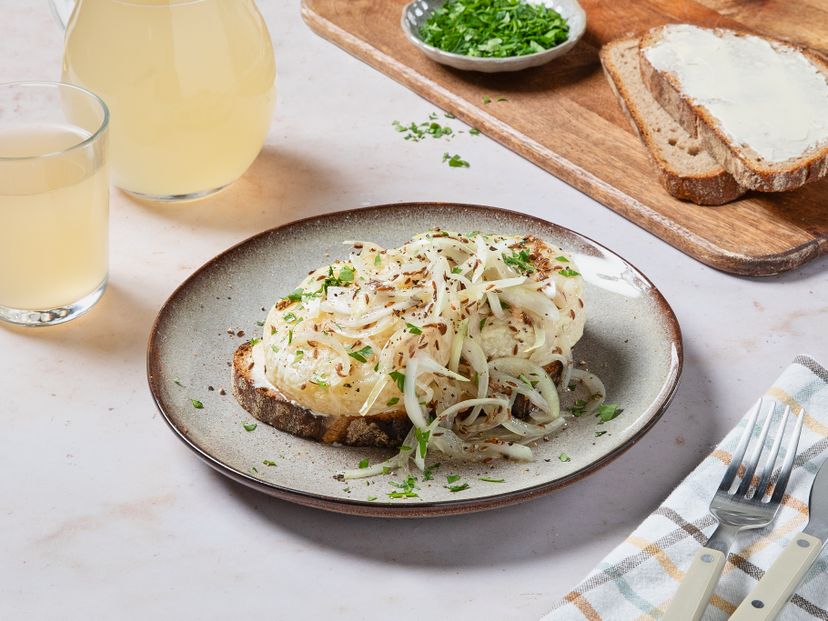 Hand cheese marinated in pickled onion (Handkäs mit Musik)