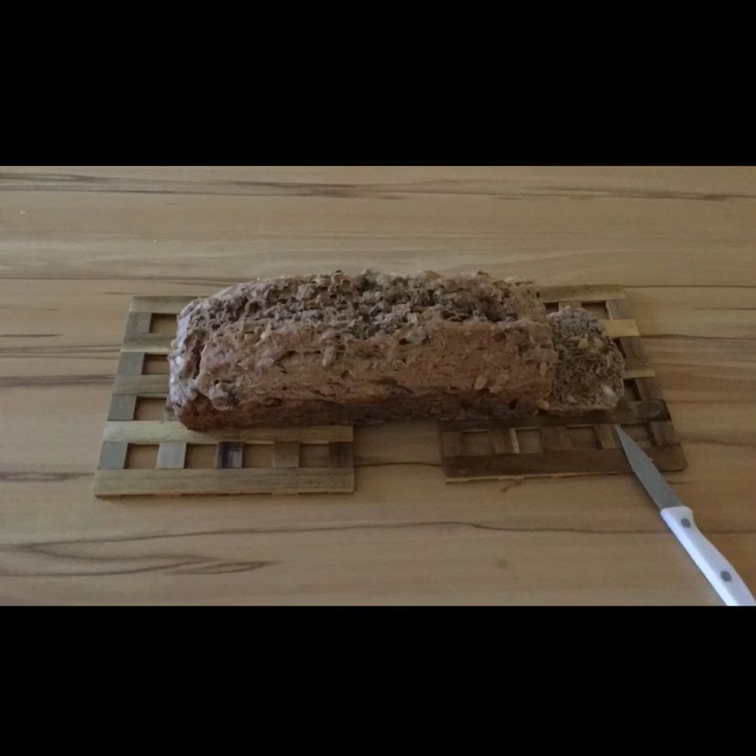 Veganes Früchte–Nussbrot