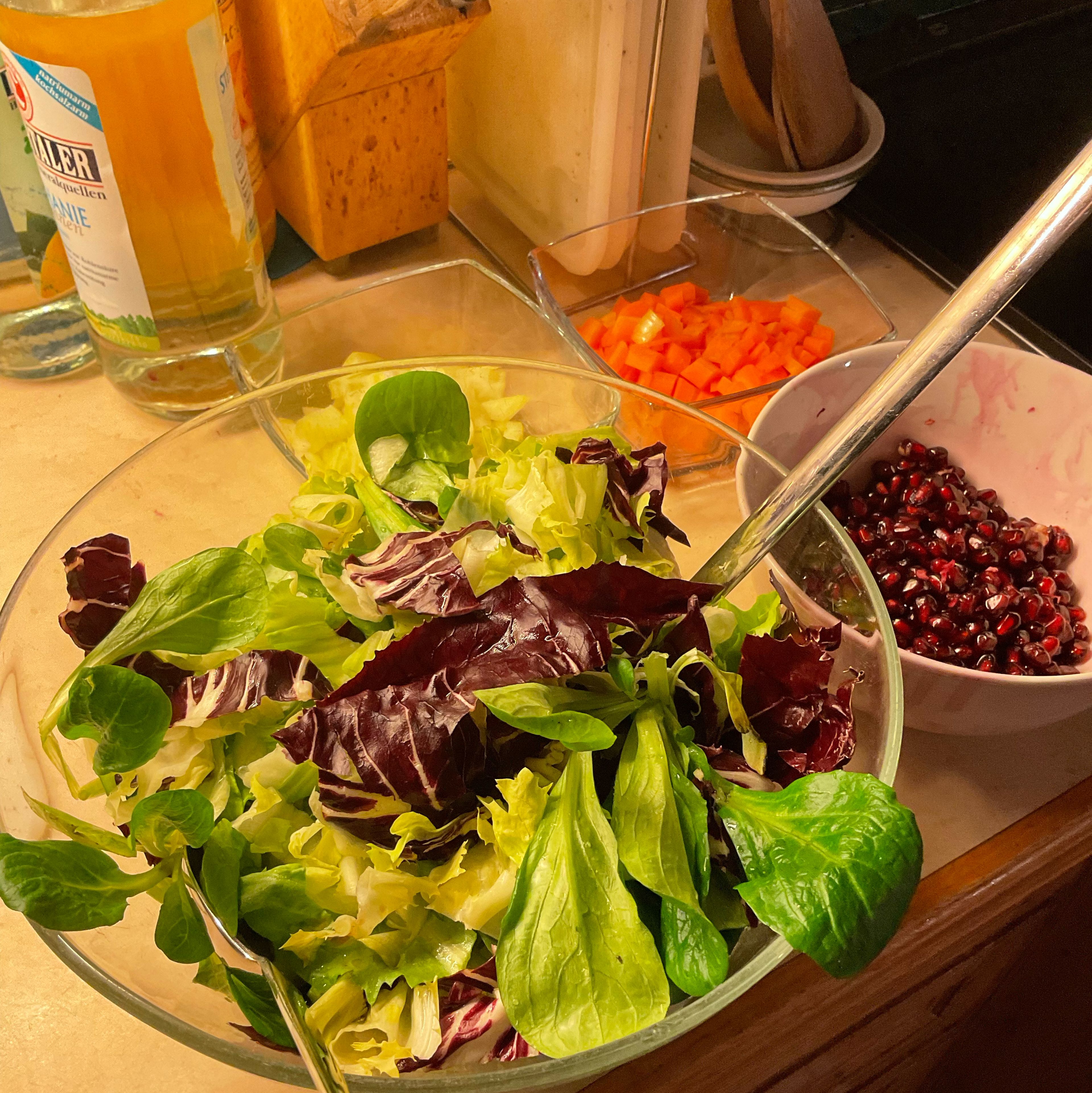 Ein kleiner „Wintersalat“ mit fein geschnittenem Raddicio, Endivien und wenig Feldsalat, sowie einer Essig-Öl-Vinaigrette passt hervorragend dazu.