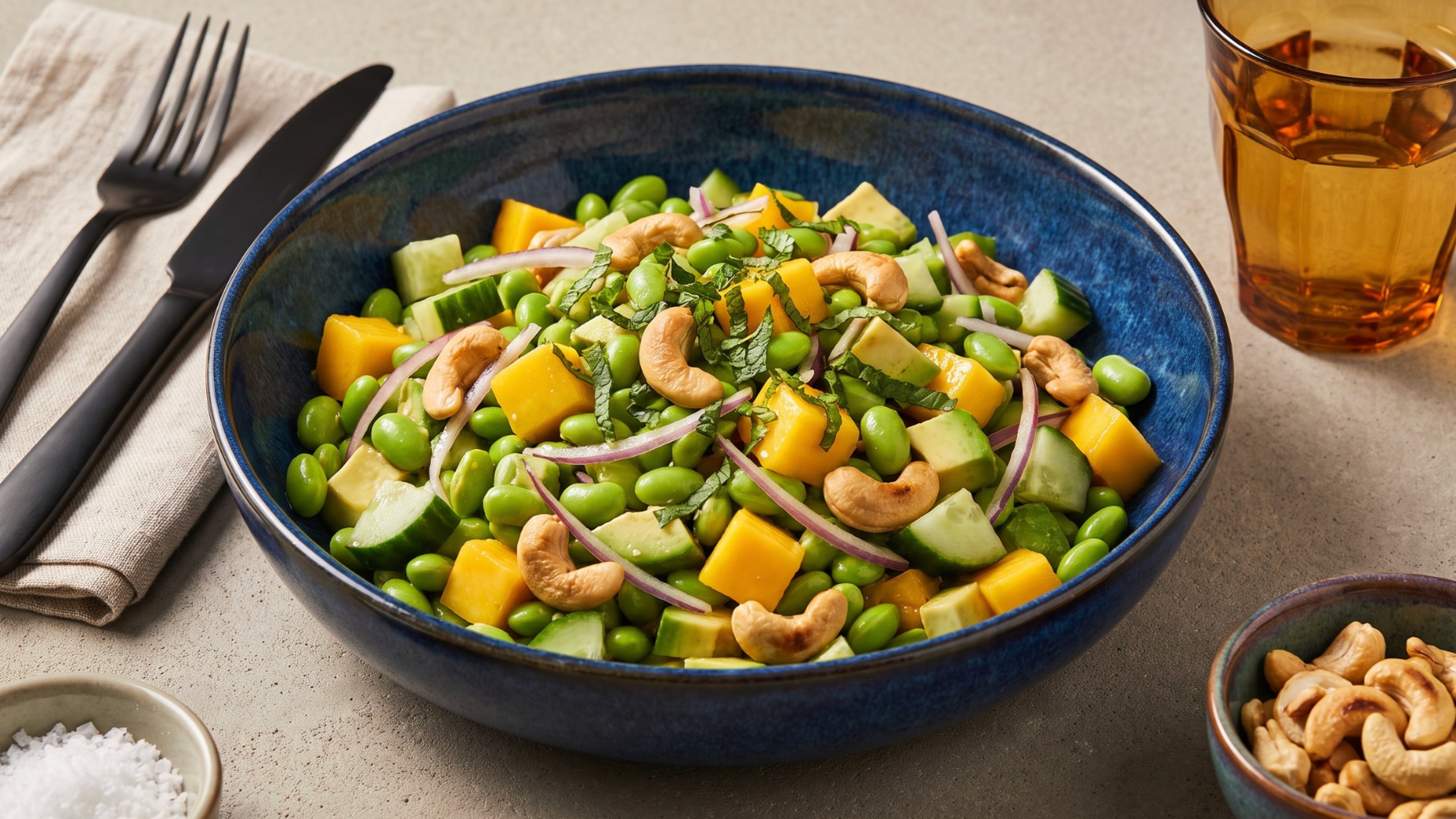 Erfrischender Edamame-Mango-Salat mit Avocado und Limetten-Dressing