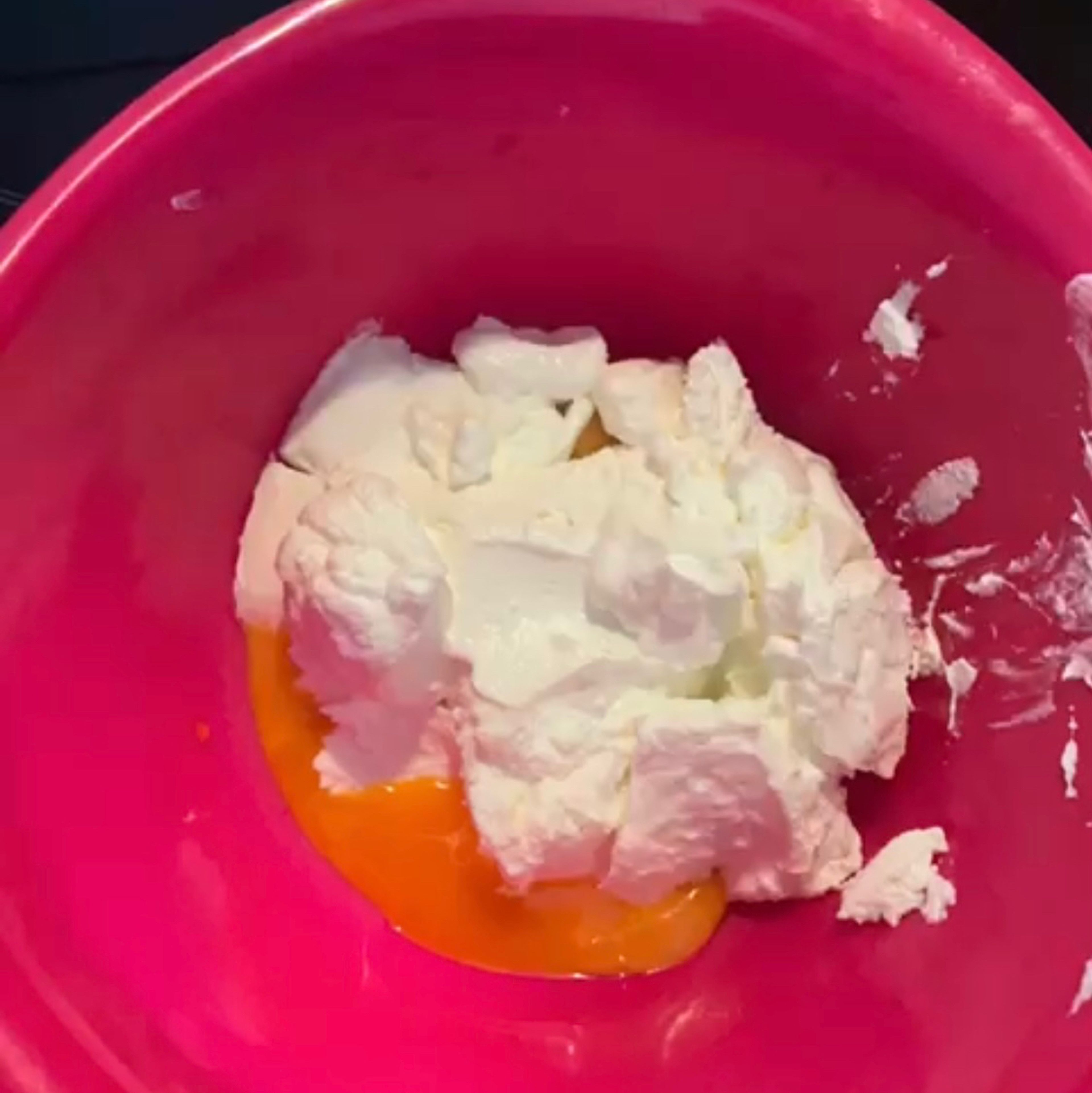 Den Quark zum Eigelb geben