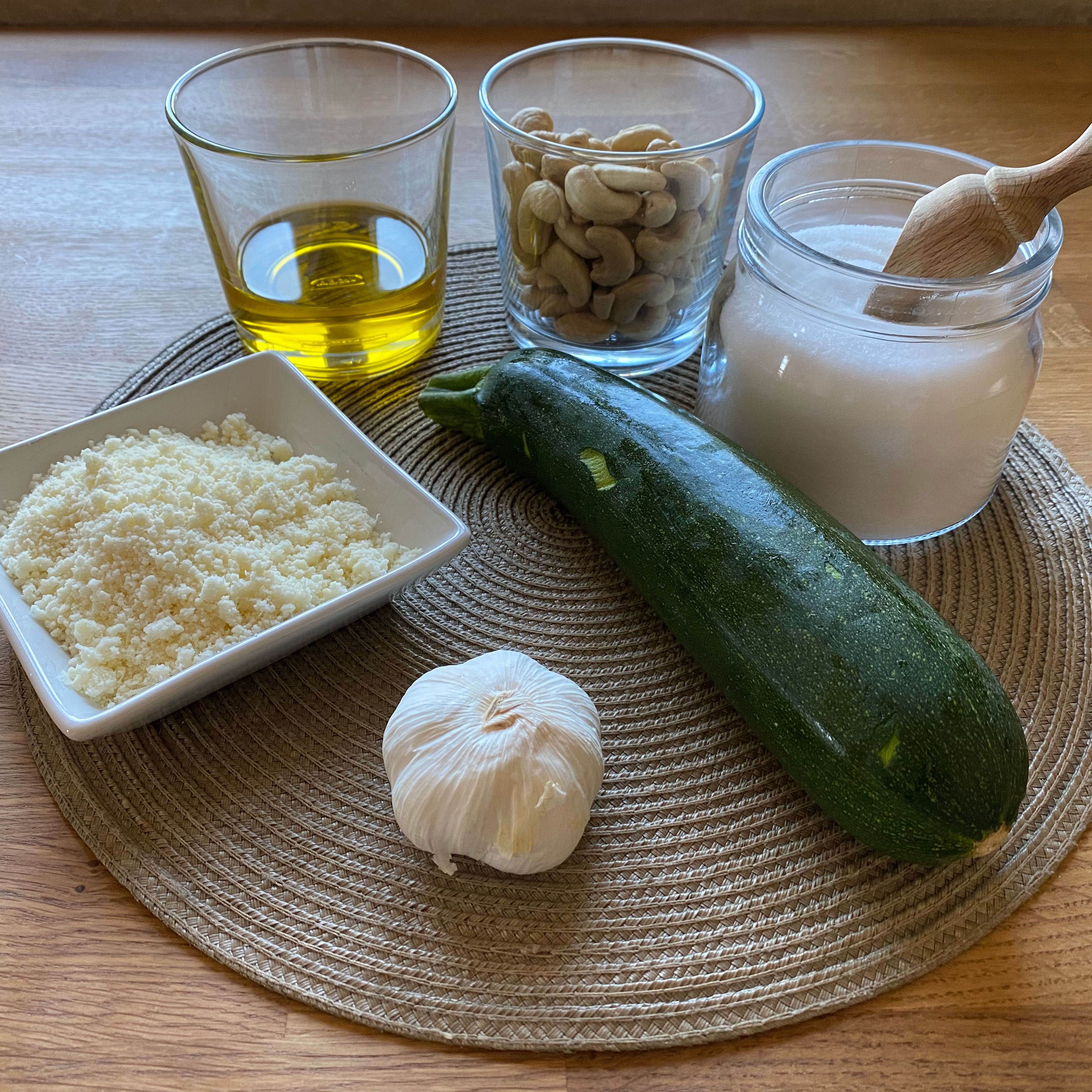 Zutaten vorbereiten, Zucchini entkernen, Knoblauch schälen,
Manuelles kochen, Cookit Universalmesser einsetzen,
Den Knoblauch und die Cashewkerne einfüllen. Den Deckel schließen, den Messbecher einsetzen und zerkleinern (Universalmesser I Stufe 15 I 30 Sek.).