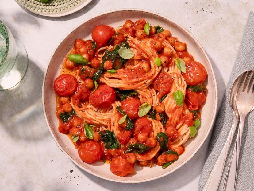 Dinkel-Spaghetti mit geschmolzenen Tomaten und Kichererbsen
