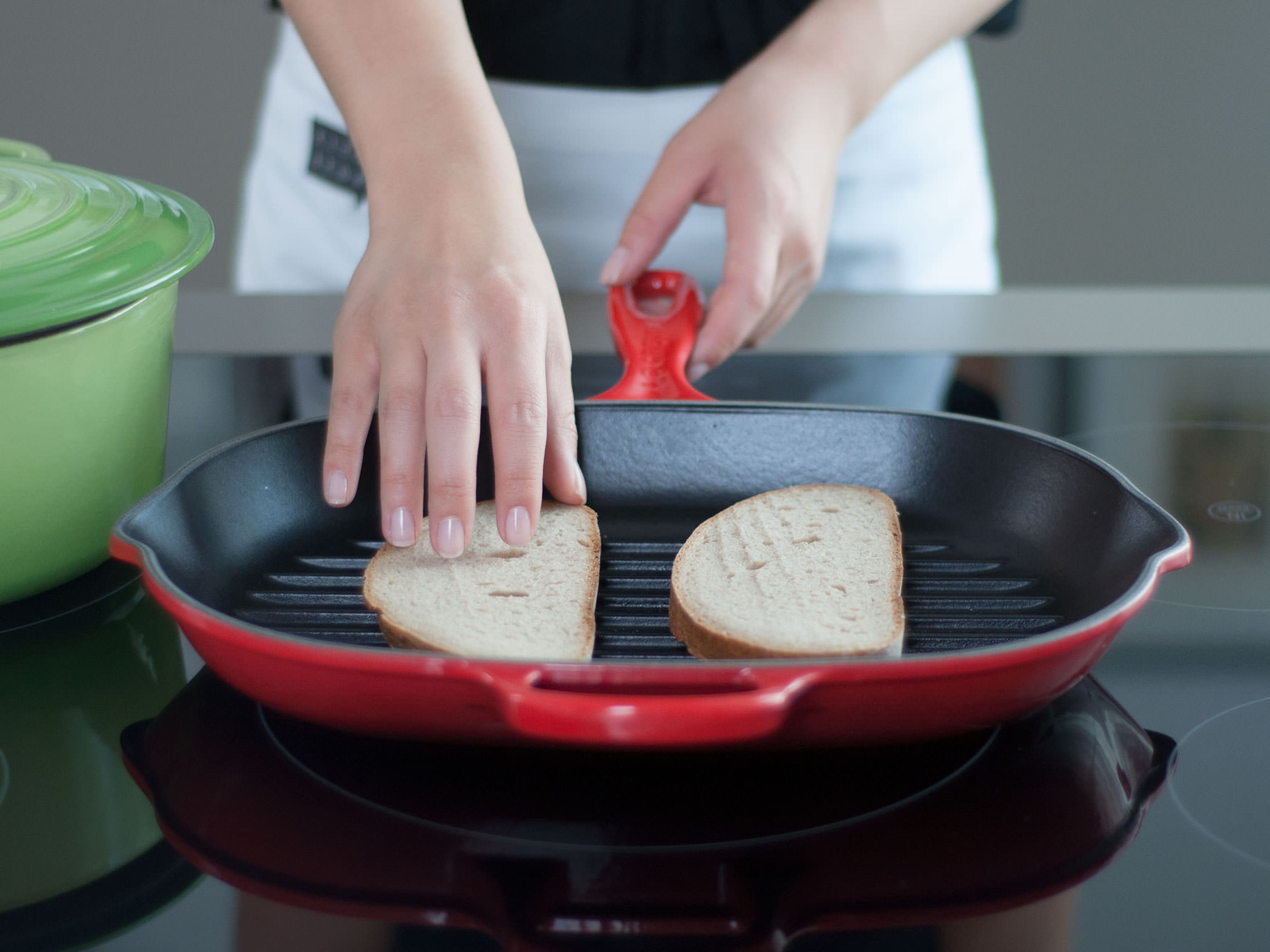 Brot in einer fettfreien Grillpfanne ca. 2 – 3 Min. von jeder Seite rösten.
