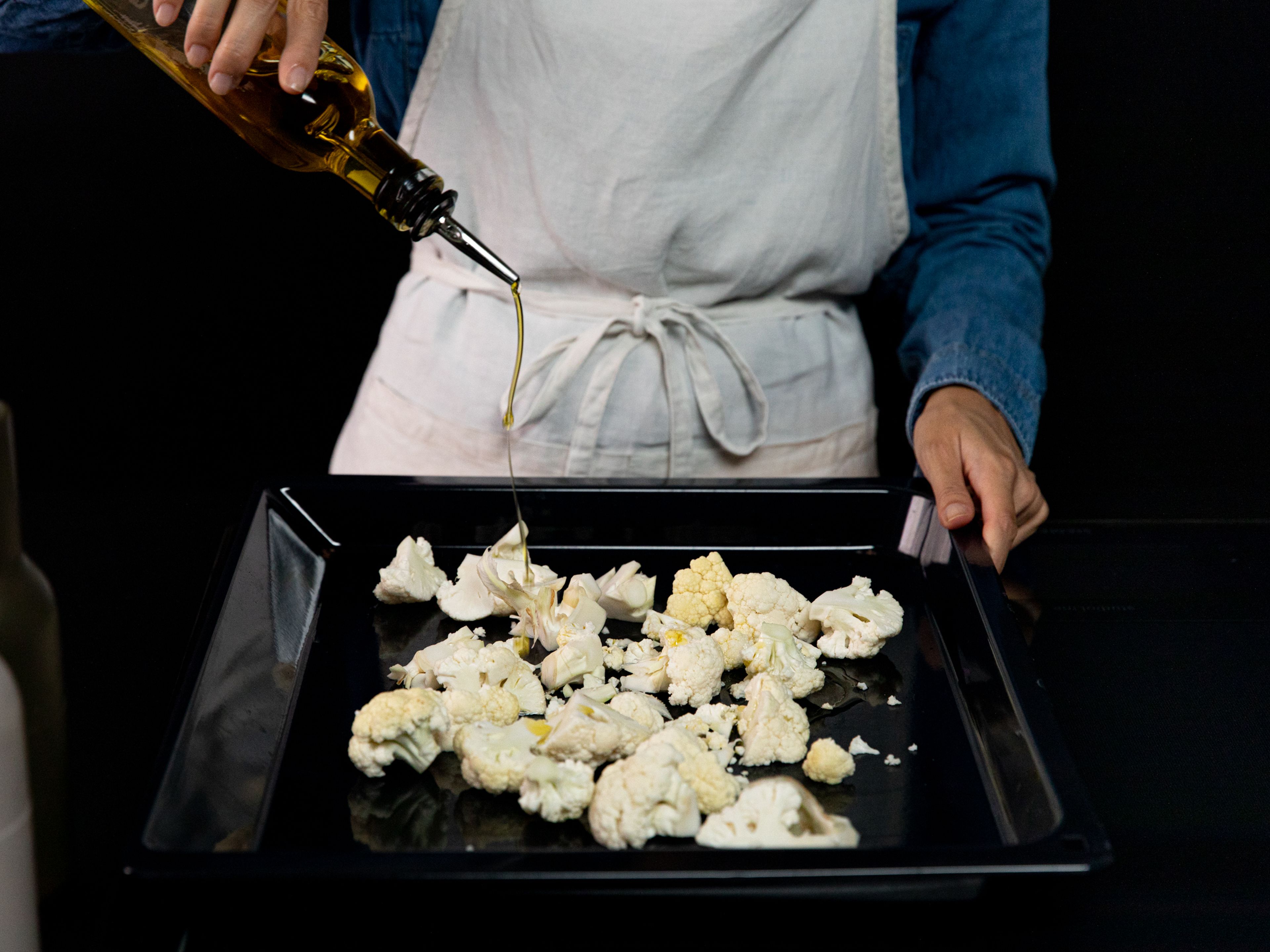 Blumenkohlröschen auf einem Backblech verteilen und mit Olivenöl beträufeln. Mit Salz und Pfeffer würzen und bei 200°C ca. 18 Min. backen, bis der Blumenkohl innen gar und außen gebräunt ist.
