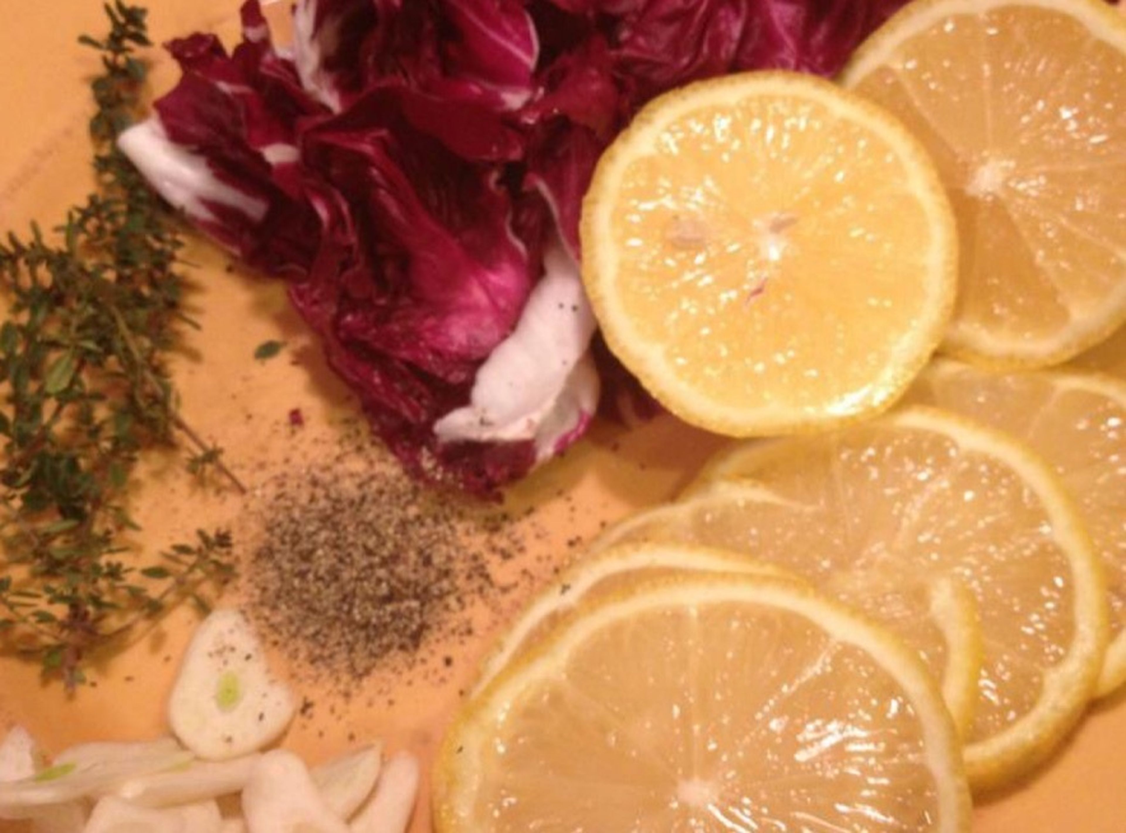 Slice the lemon and garlic. Separate leaves of radicchio.