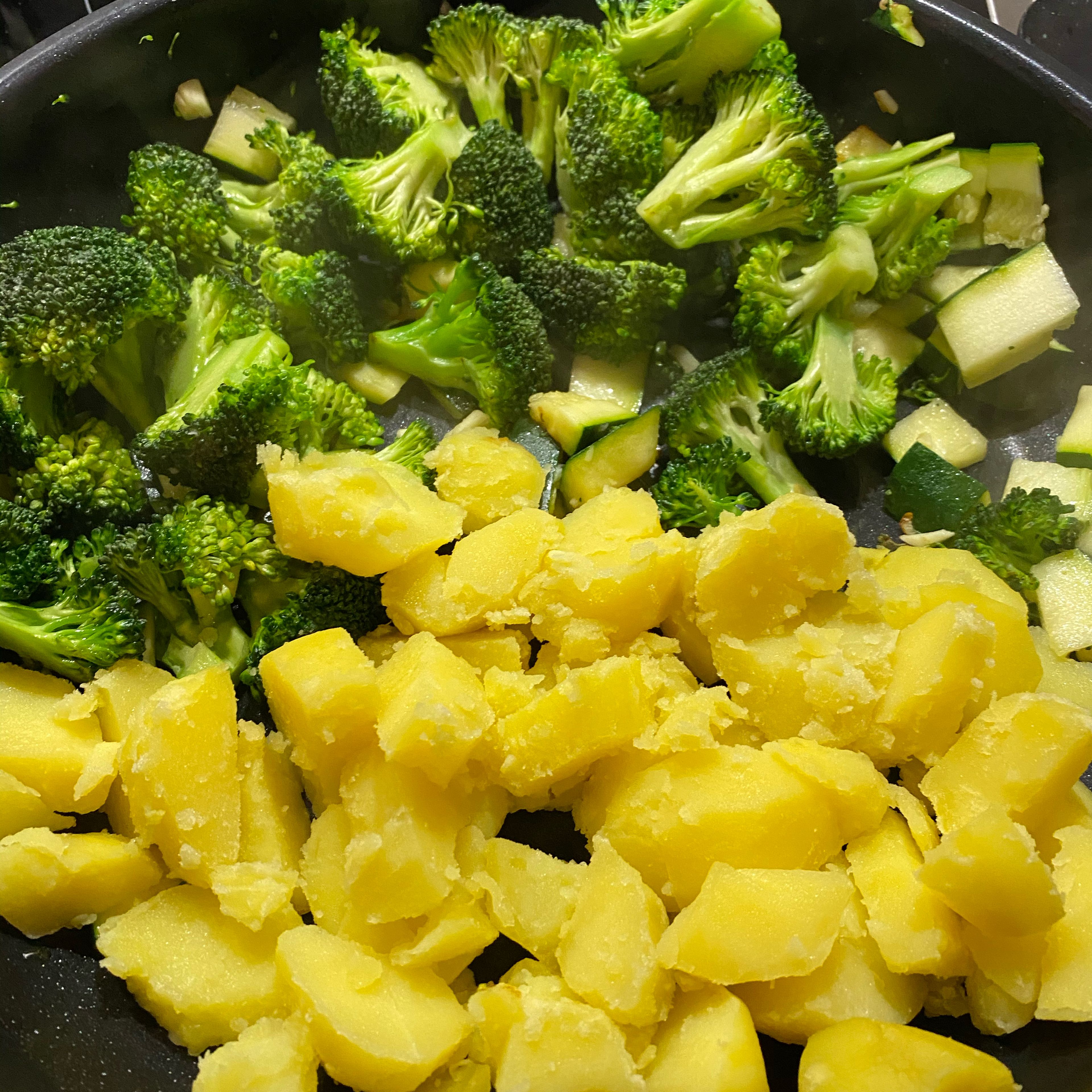 Zuerst das Gemüse scharf in Öl anbraten. Nach ca. 5 Minuten die Kartoffeln zugeben und diese ebenfalls mit anbraten, damit sie eine schöne Farbe und Knack bekommen. Alles schon mal leicht mit Salz & Pfeffer würzen. 