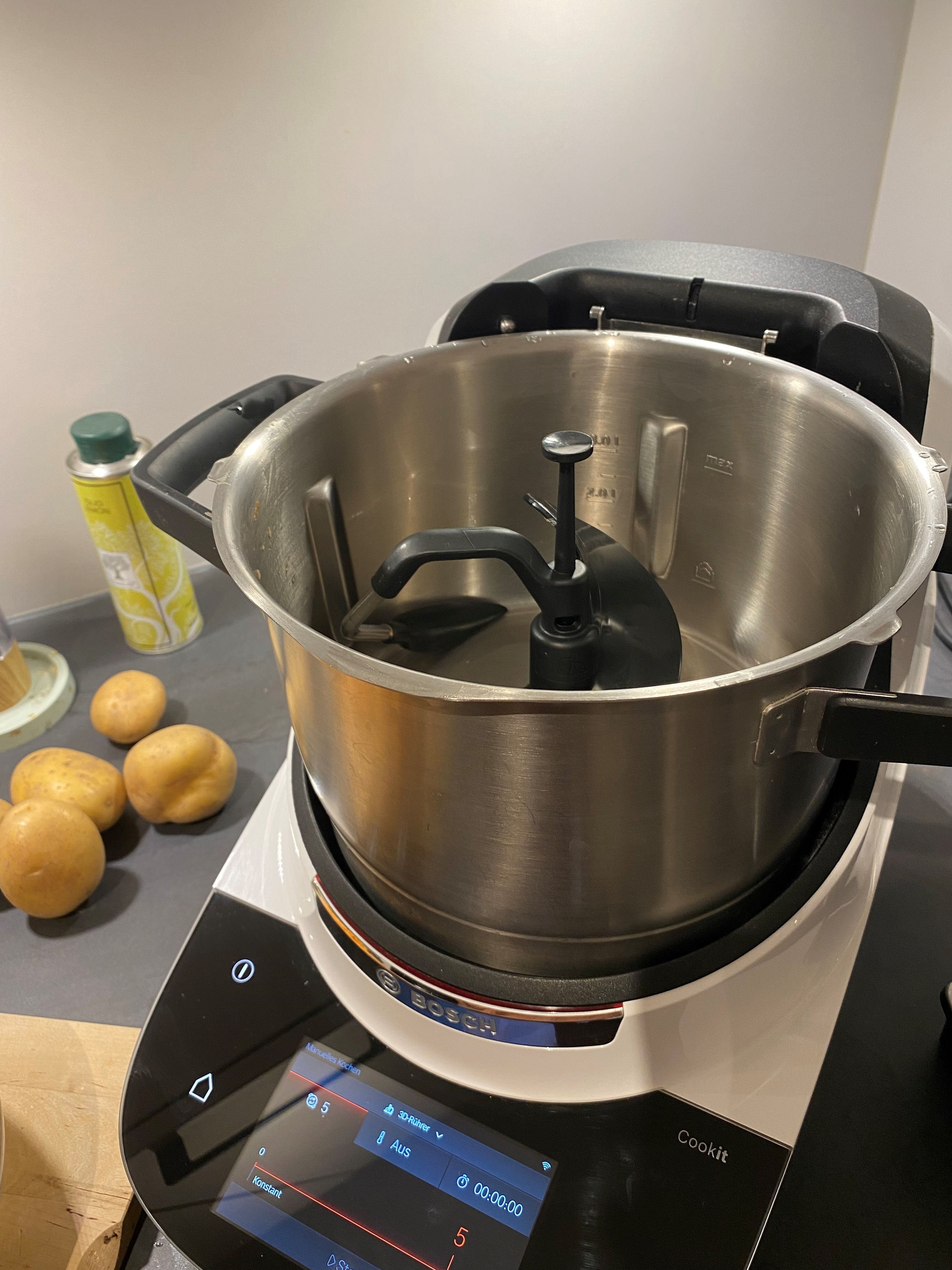 Den Cookit Topf grob auswaschen und den 3D-Rührer einsetzen.