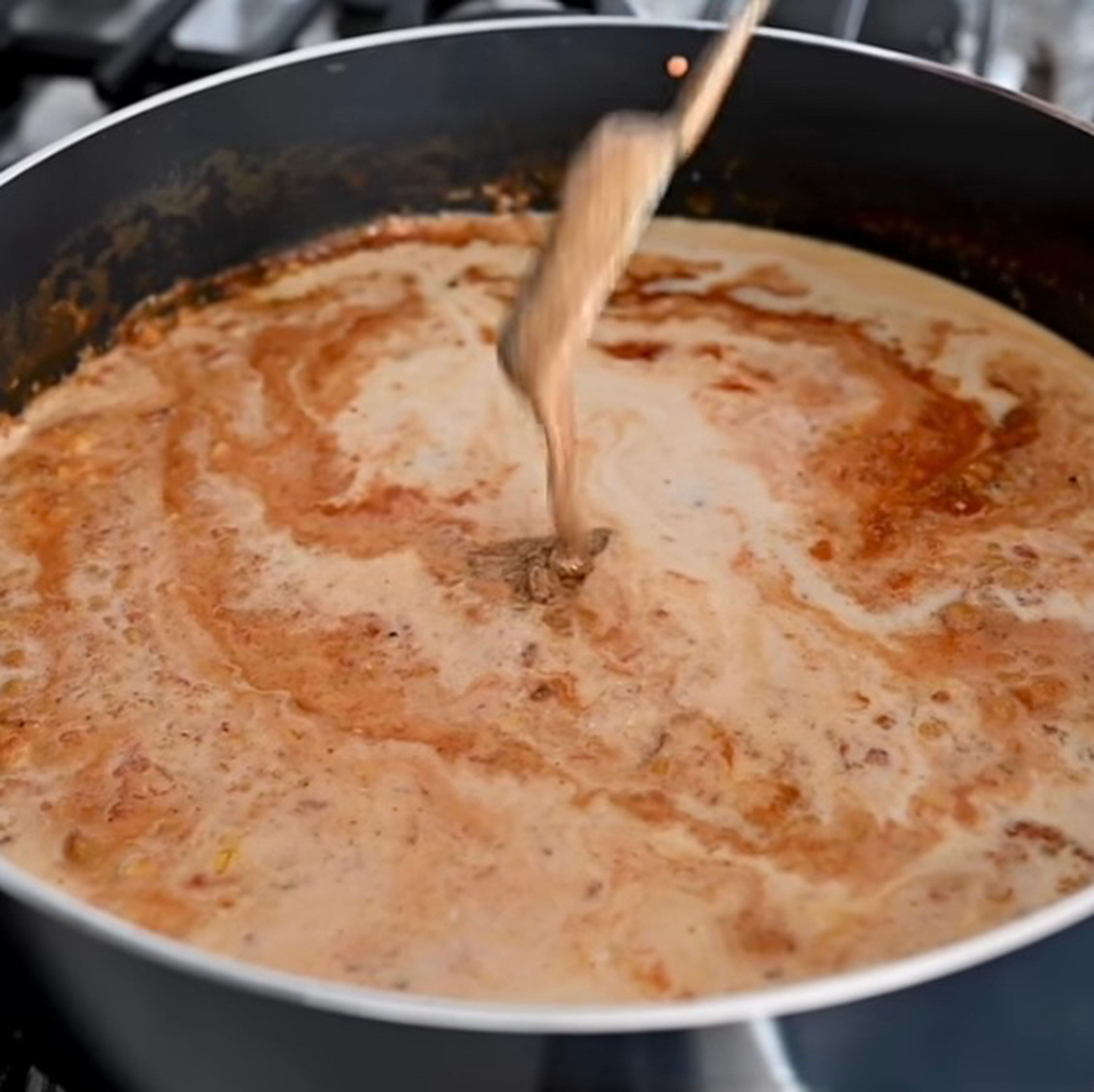 Kokosmilch und Mandelbutter dazugeben und gut mischen. Die Mandelbutter gibt dem Curry eine ganz besondere Note. Anschließend salzen und pfeffern.