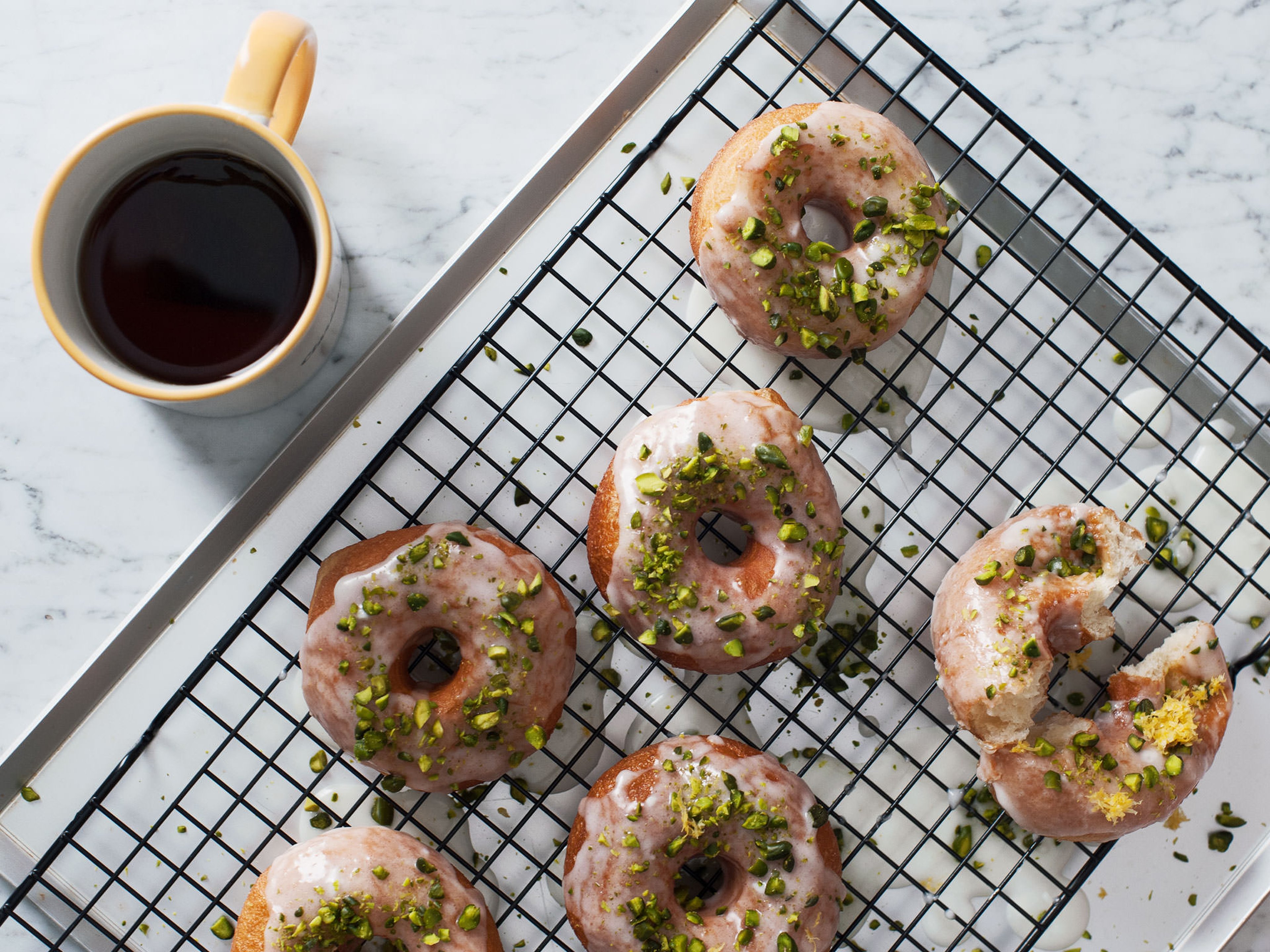 Donuts mit Pistazienglasur