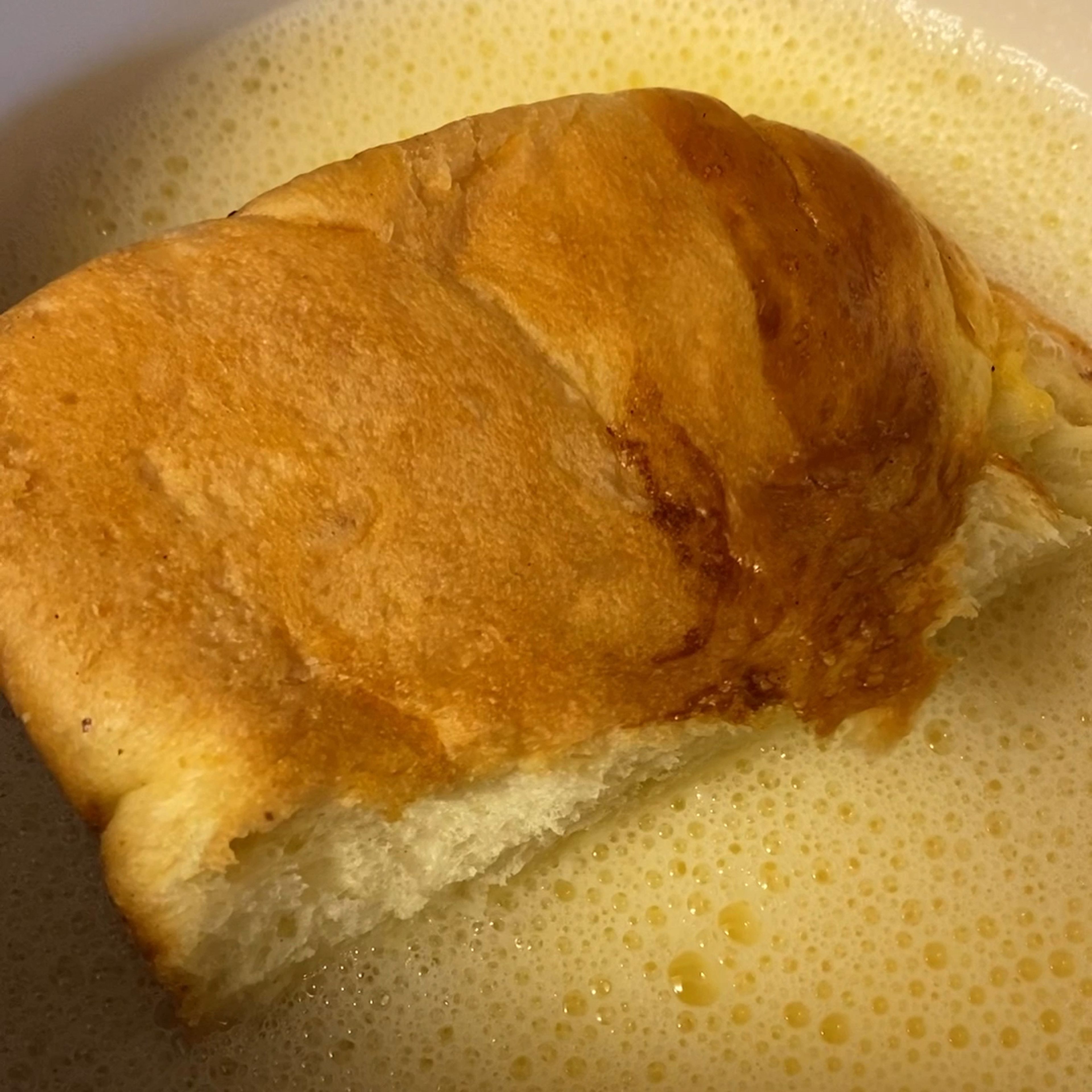 Cut your brioche into slices approximately two fingers thick and dip inside the cream. Now: it is important to let your brioche rest in the liquid to absorbs it. I usually leave it for 10-20 minutes and turn the slices (with patient and love) a few times so that both sides are soggy!