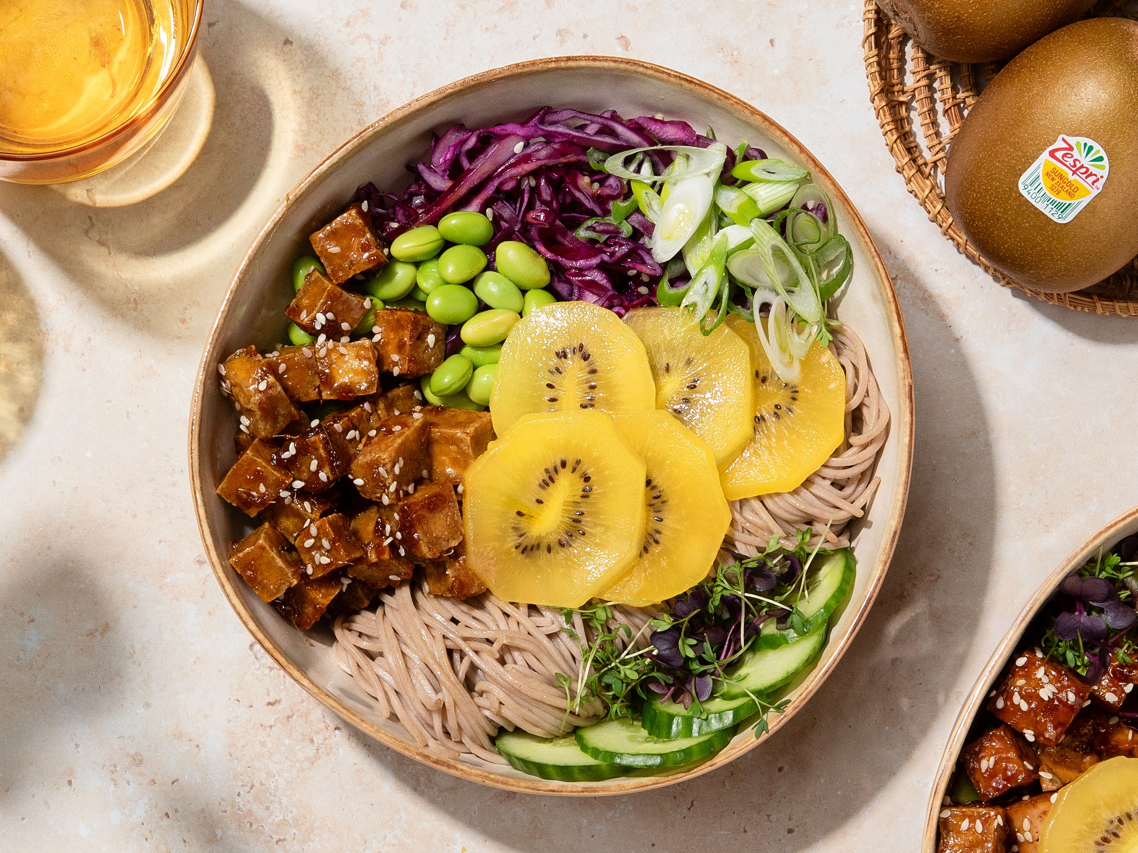 Frische Sobanudel-Bowl mit Kiwi und Tofu