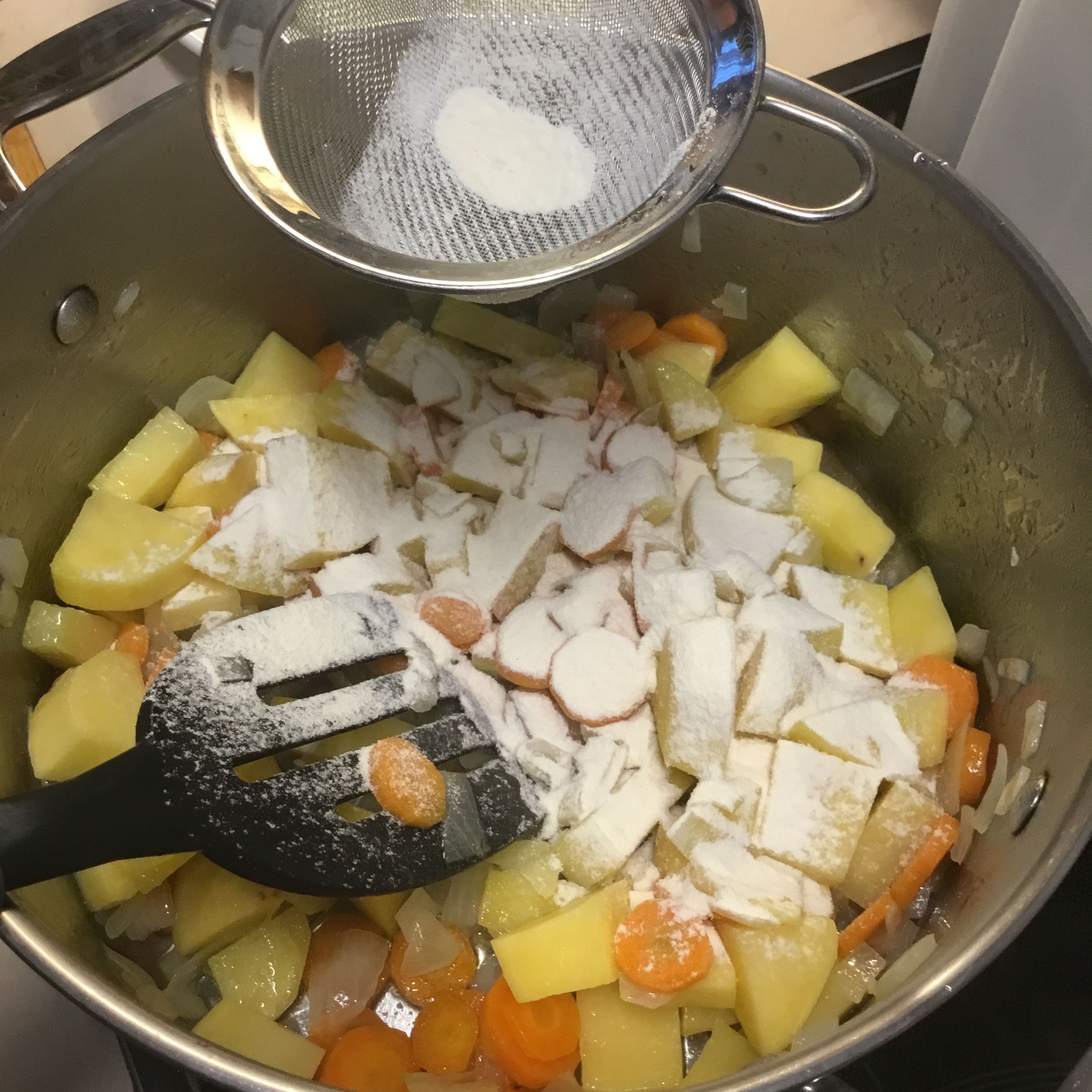Das Kartoffel/Gemüsegemisch danach mit etwas gesiebtem Mehl bestäuben, umrühren und....