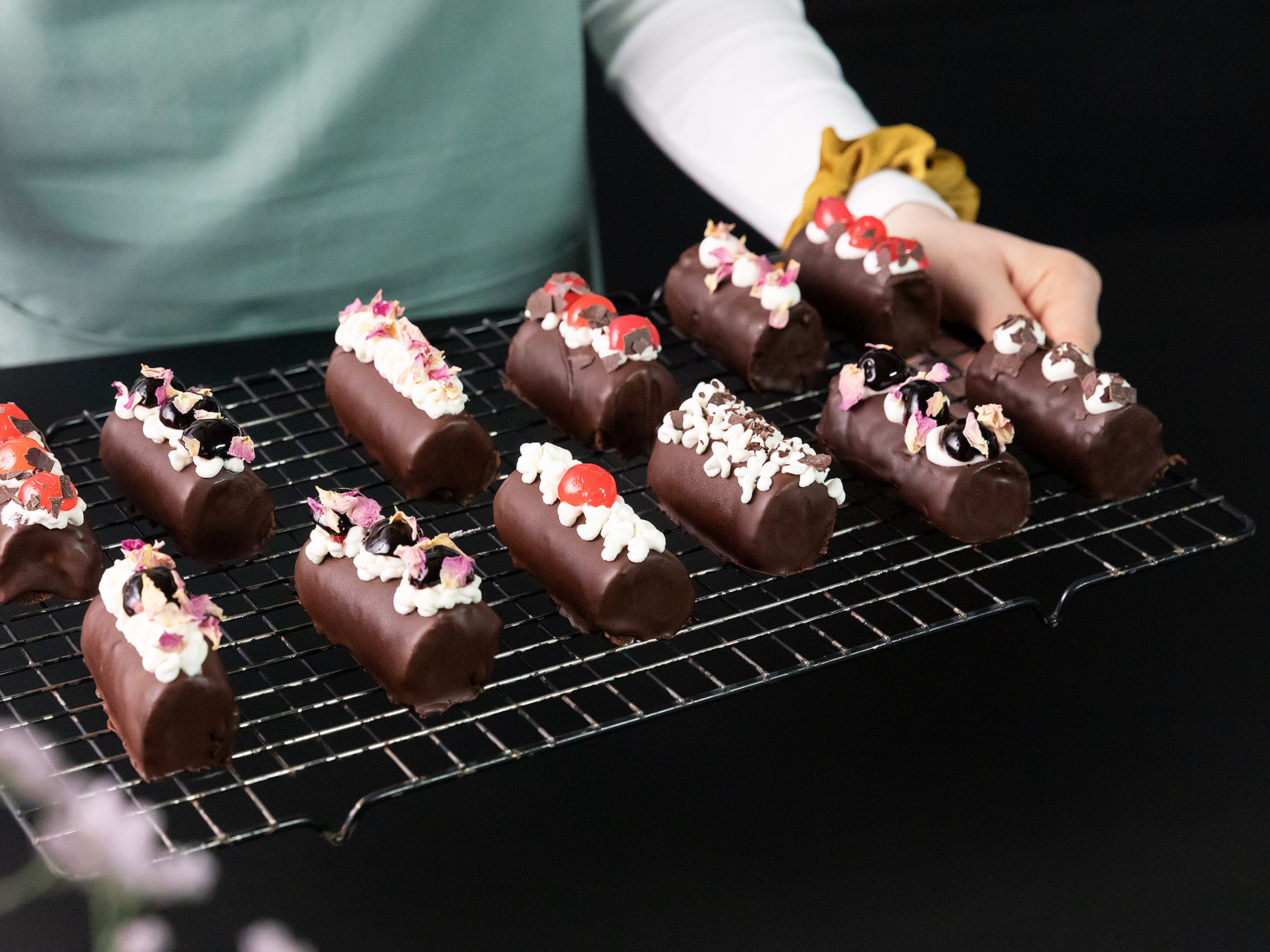 Make mini Swiss roll cakes with Hanna