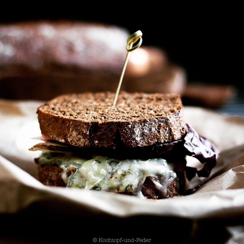 Gorgonzolasandwich mit selbstgemachtem Guinnessbrot