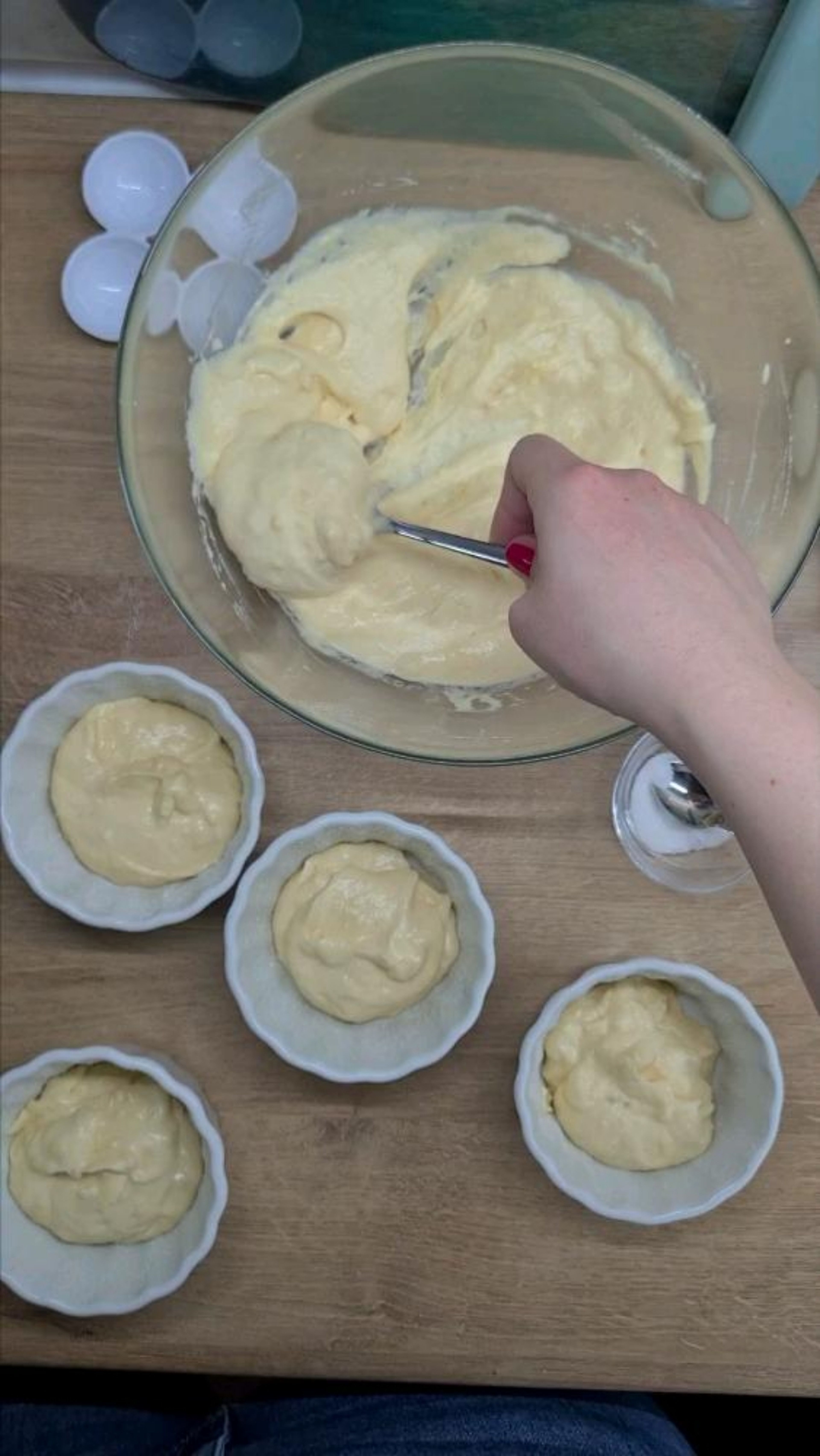 Distribute the mixture evenly in the molds. Place the molds on a preheated baking sheet (10 minutes at 190 °). • Bake for 25-30 minutes at 190 ° until golden brown.