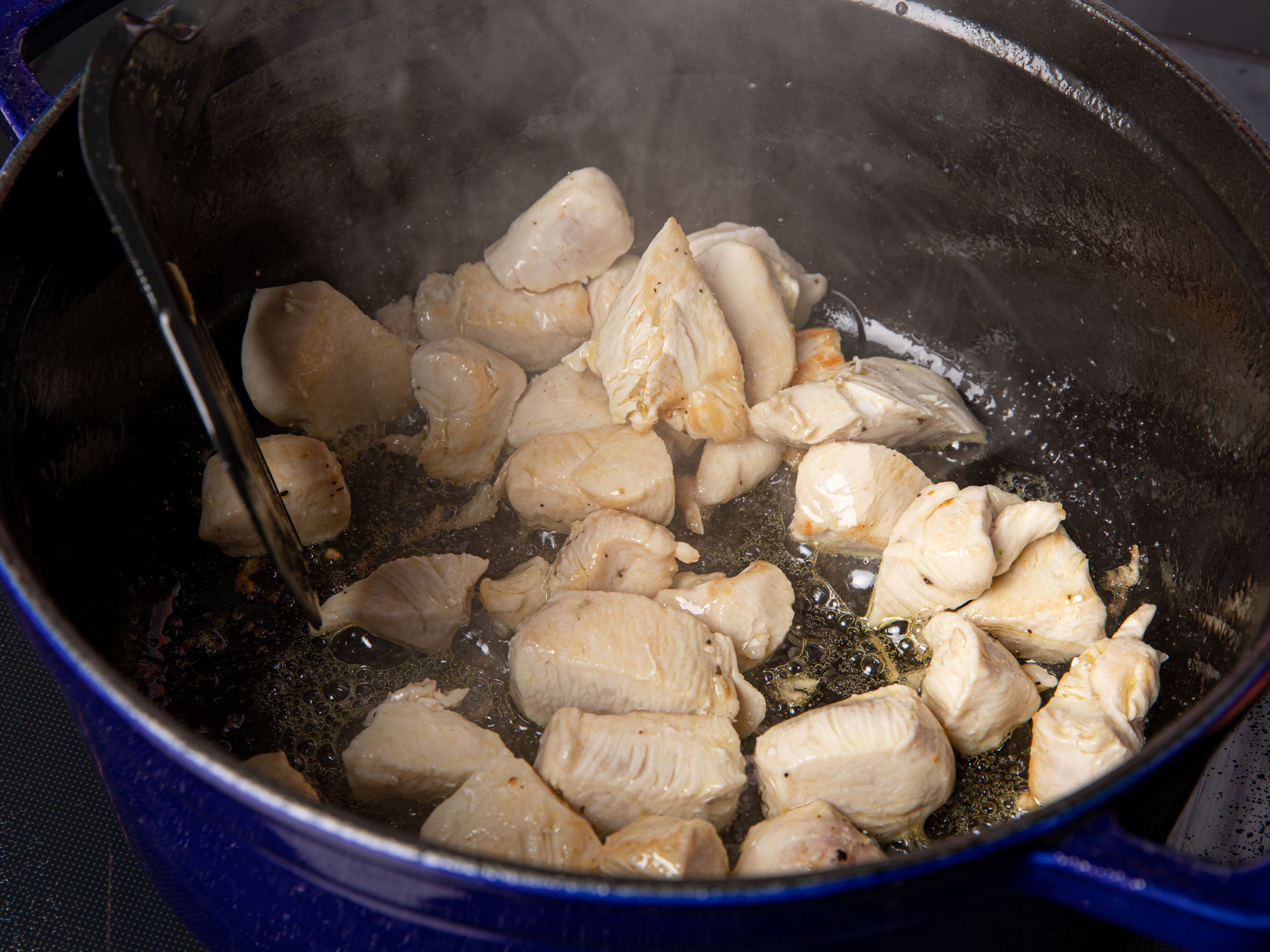 Das gewürfelte Hähnchenfleisch mit dem Cajun-Gewürz vermischen und mit Salz würzen. Das Öl und die Butter in einem großen Topf erhitzen. Das Hähnchen hineingeben und ca. 4 – 5 Min. anbraten, dabei regelmäßig umrühren. Dabei muss das Hähnchen nicht durchgebraten werden, da es später noch weitergart. Hähnchen aus der Pfanne nehmen und in eine Schüssel geben.