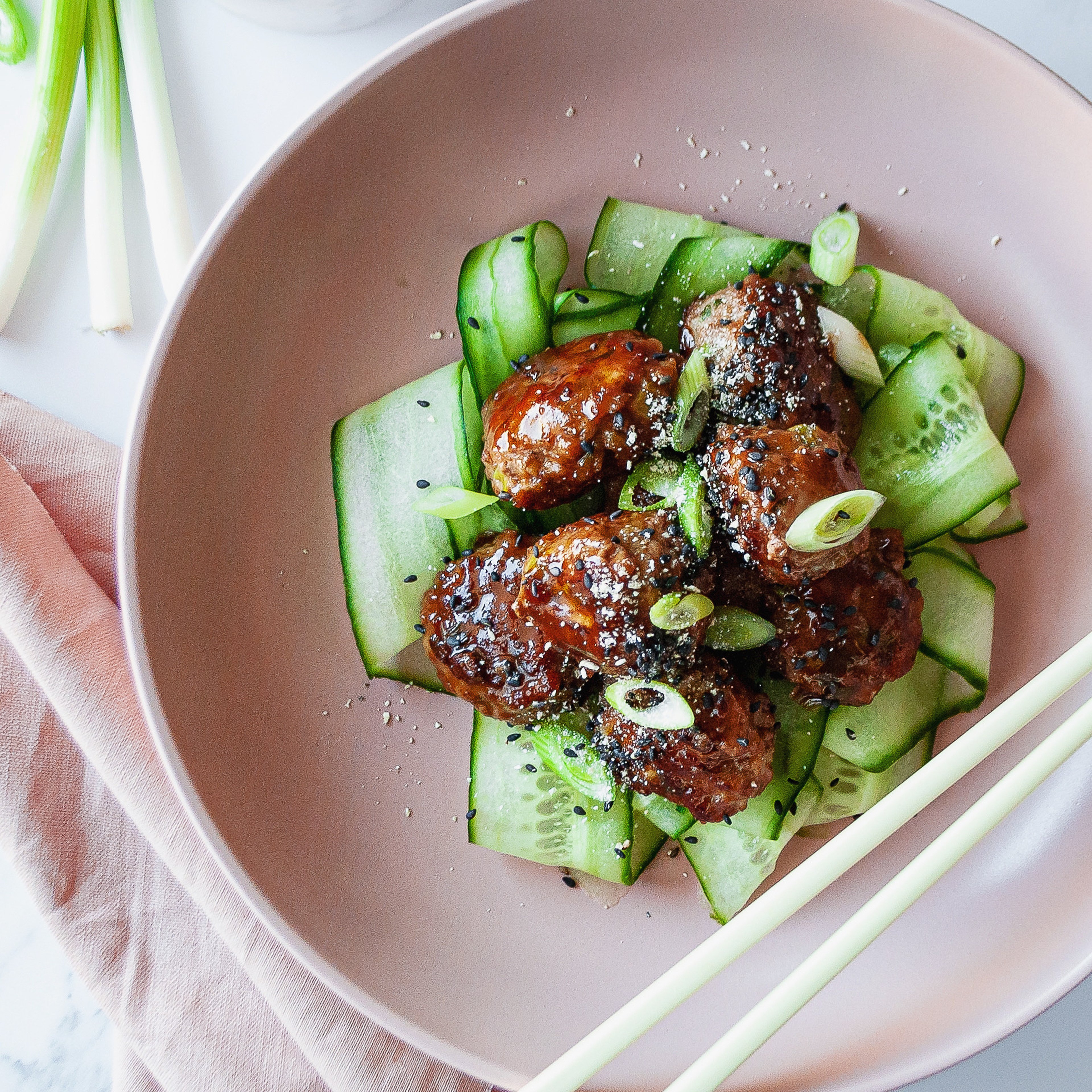 Schweinefleischbällchen mit Ingwer-Miso-Glasur