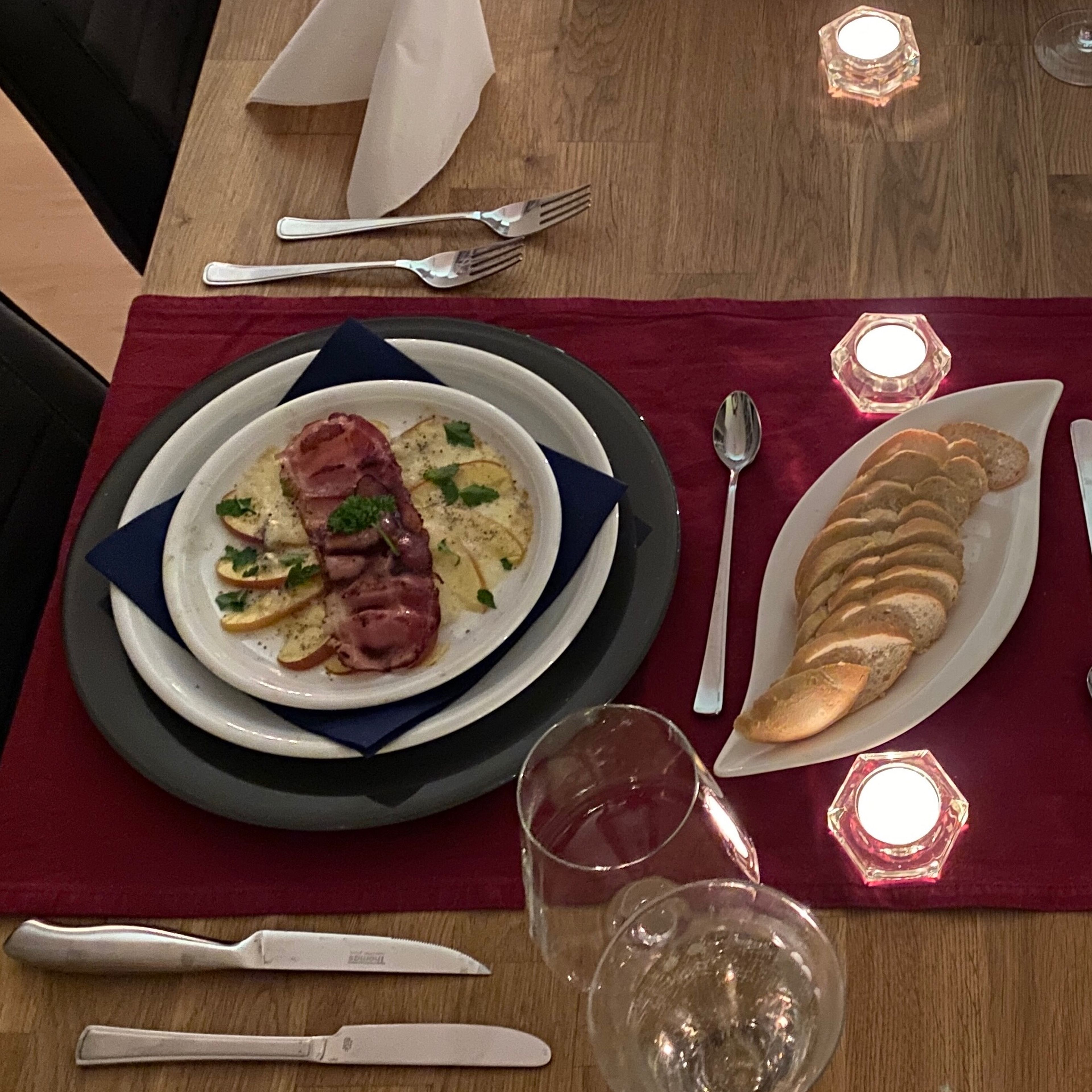 Apfel Gorgonzola Gratin mit Schinken und Baguette