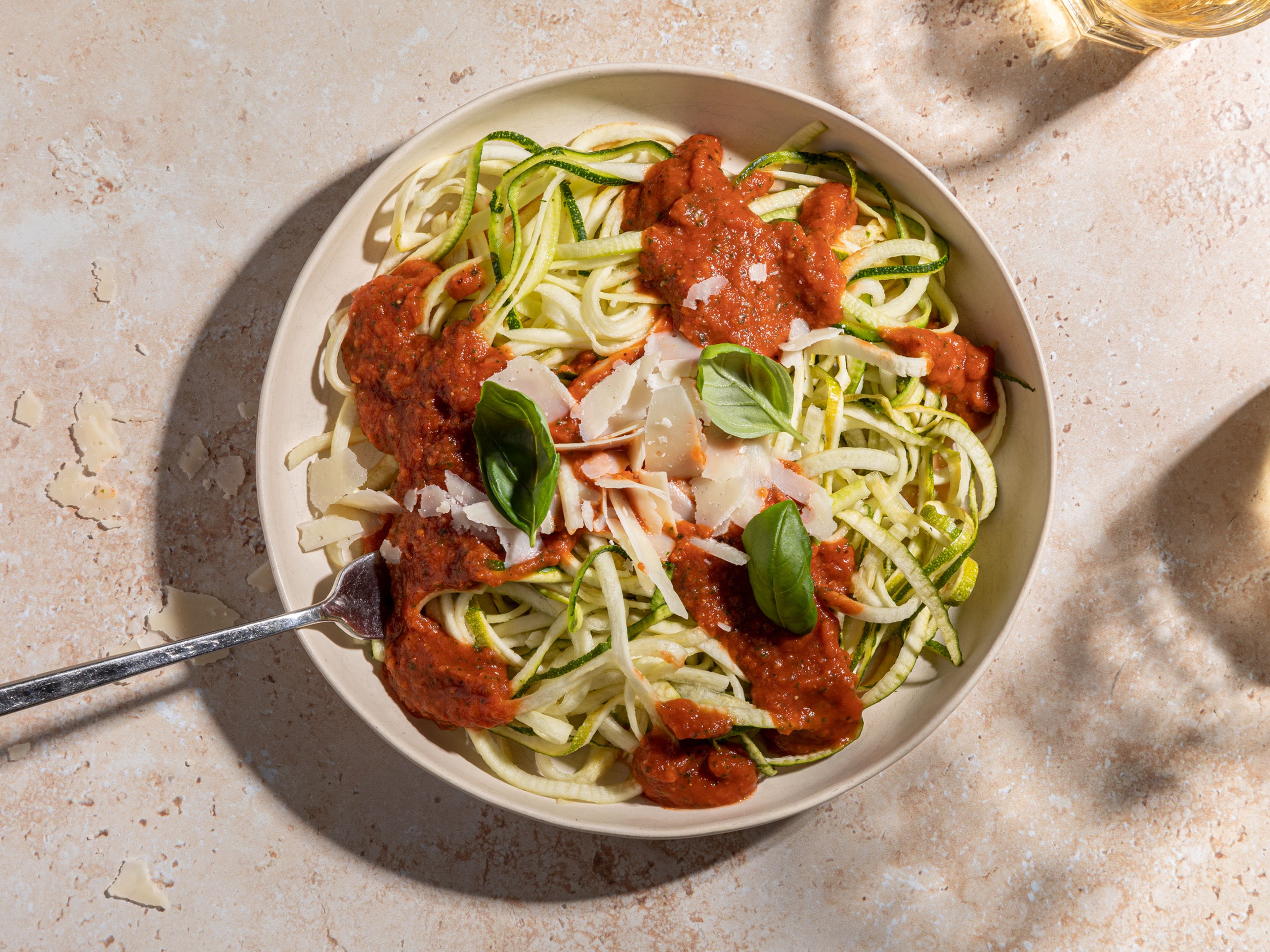 No-Cook Zucchini-Spaghetti Marinara mit nur 5 Zutaten