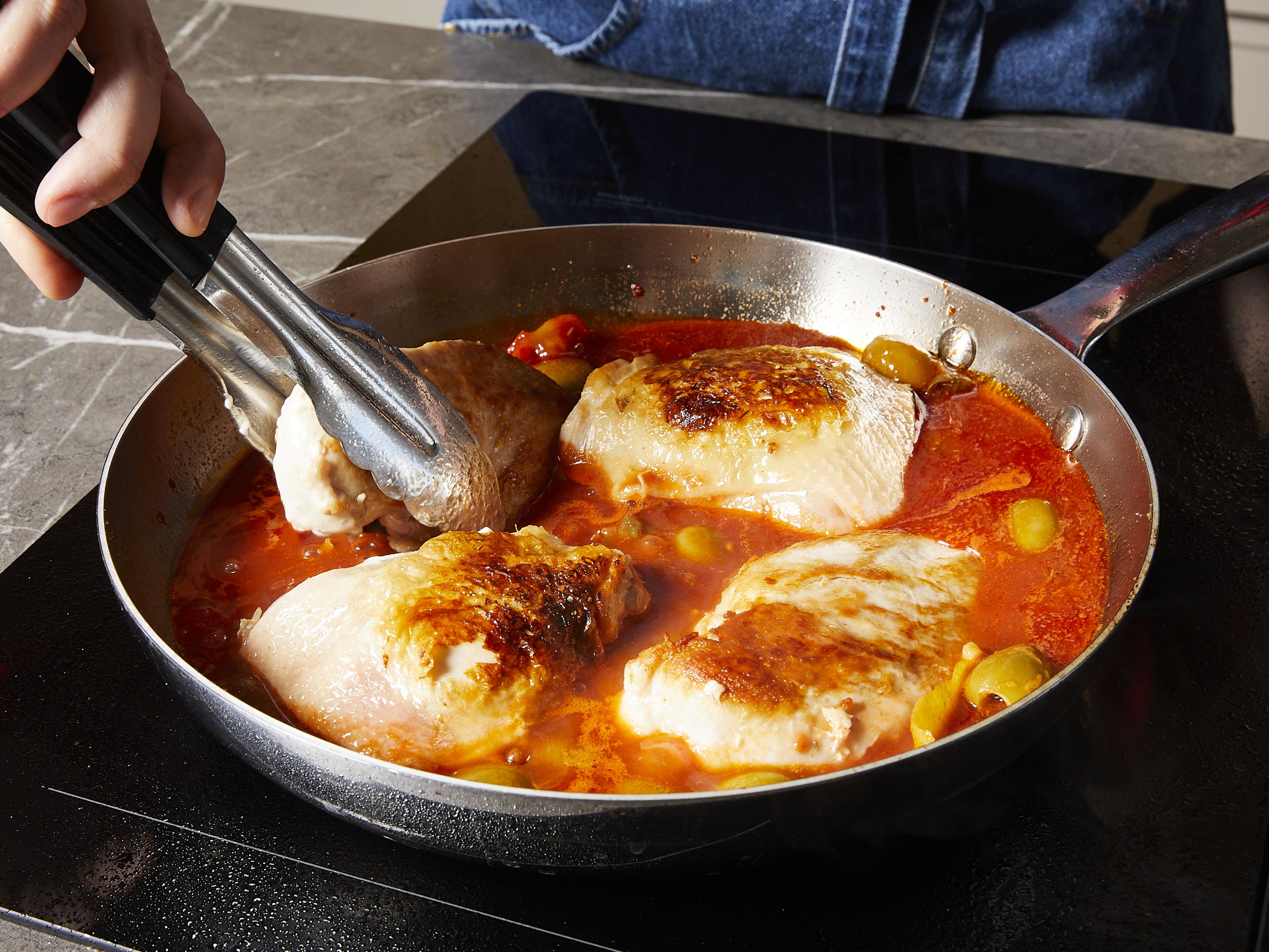 Das Huhn wieder in die Pfanne geben und die Pfanne in den Ofen schieben. 
Ca. 20 Min. backen, bis die Soße eingedickt und das Hähnchen durchgebraten ist. Mit Ciabatta servieren und nach Belieben mit gehackter Petersilie bestreuen!